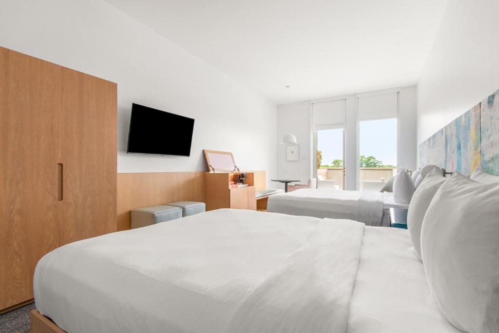 Deluxe Double Room with Balcony - Photo 11