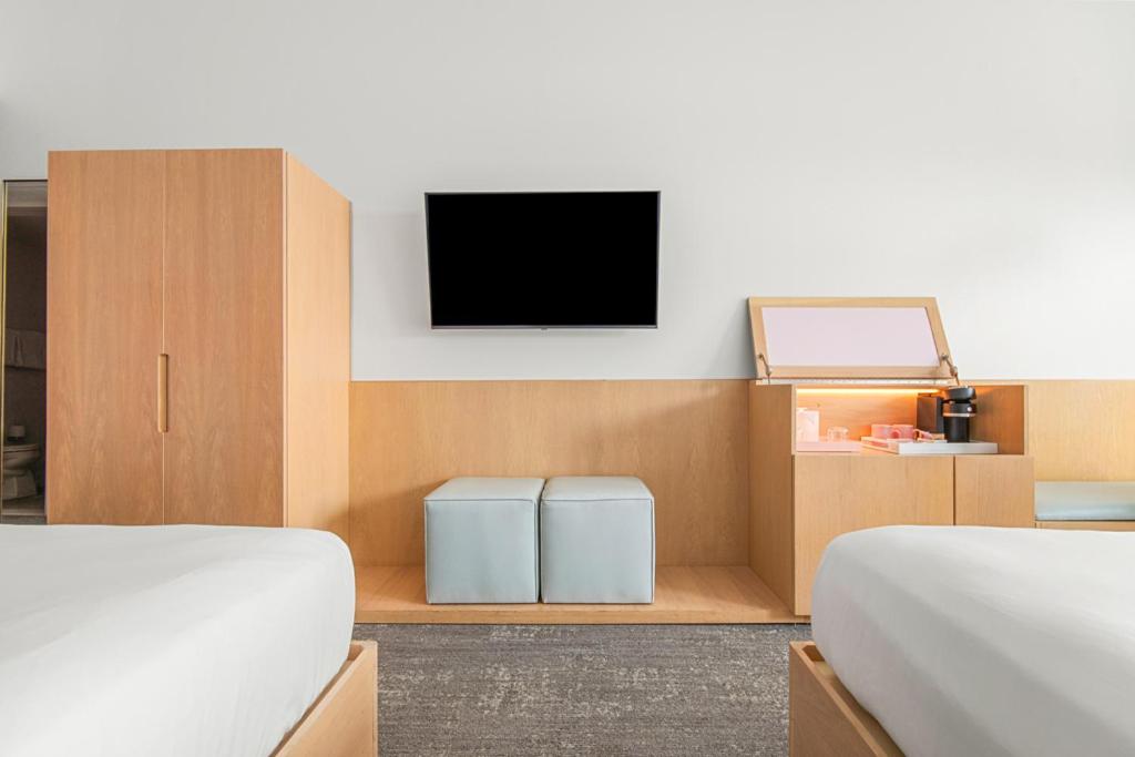Deluxe Double Room with Balcony - Photo 10