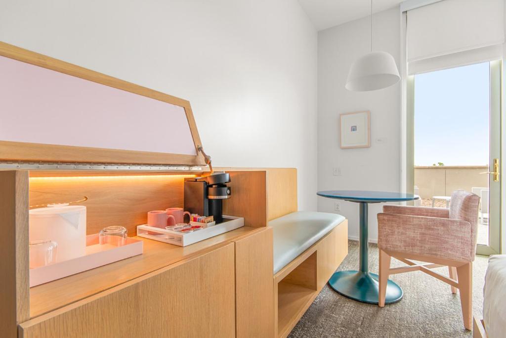 Deluxe Double Room with Balcony - Photo 8
