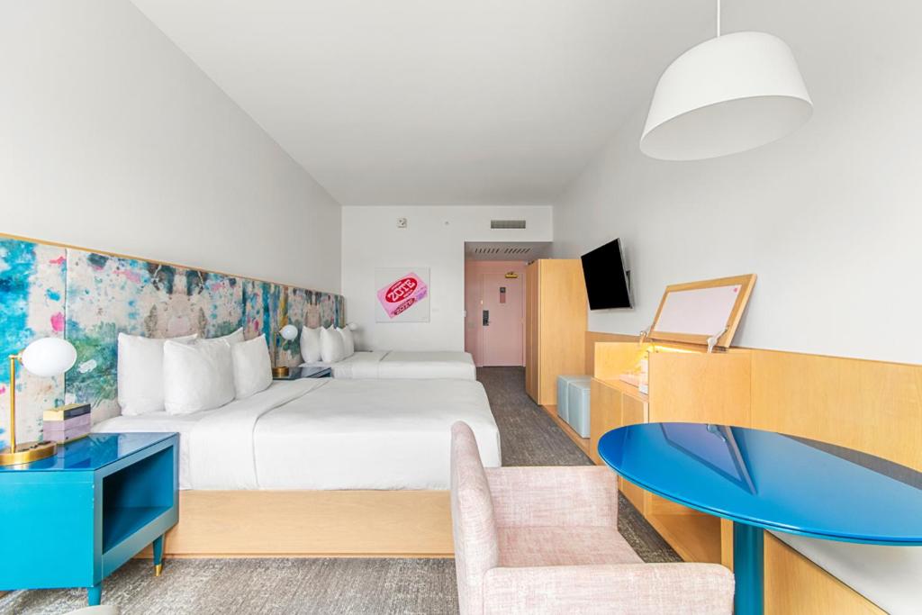 Deluxe Double Room with Balcony - Photo 7