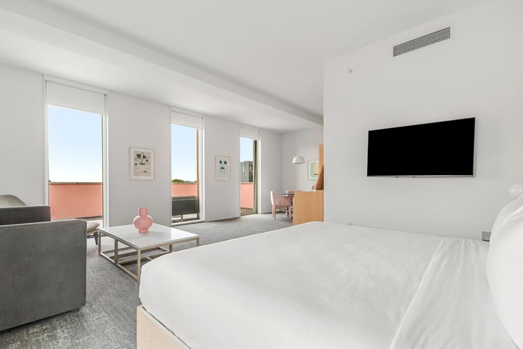 King Suite with Balcony - Photo 4