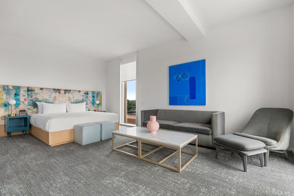 King Suite with Balcony - Photo 1