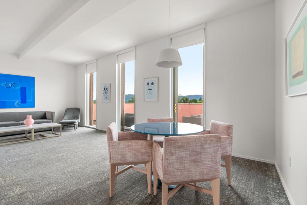 King Suite with Balcony - Photo 9