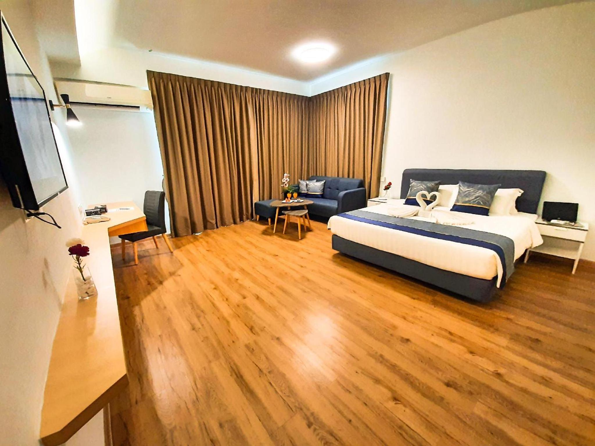 Premier Suite - Photo 2