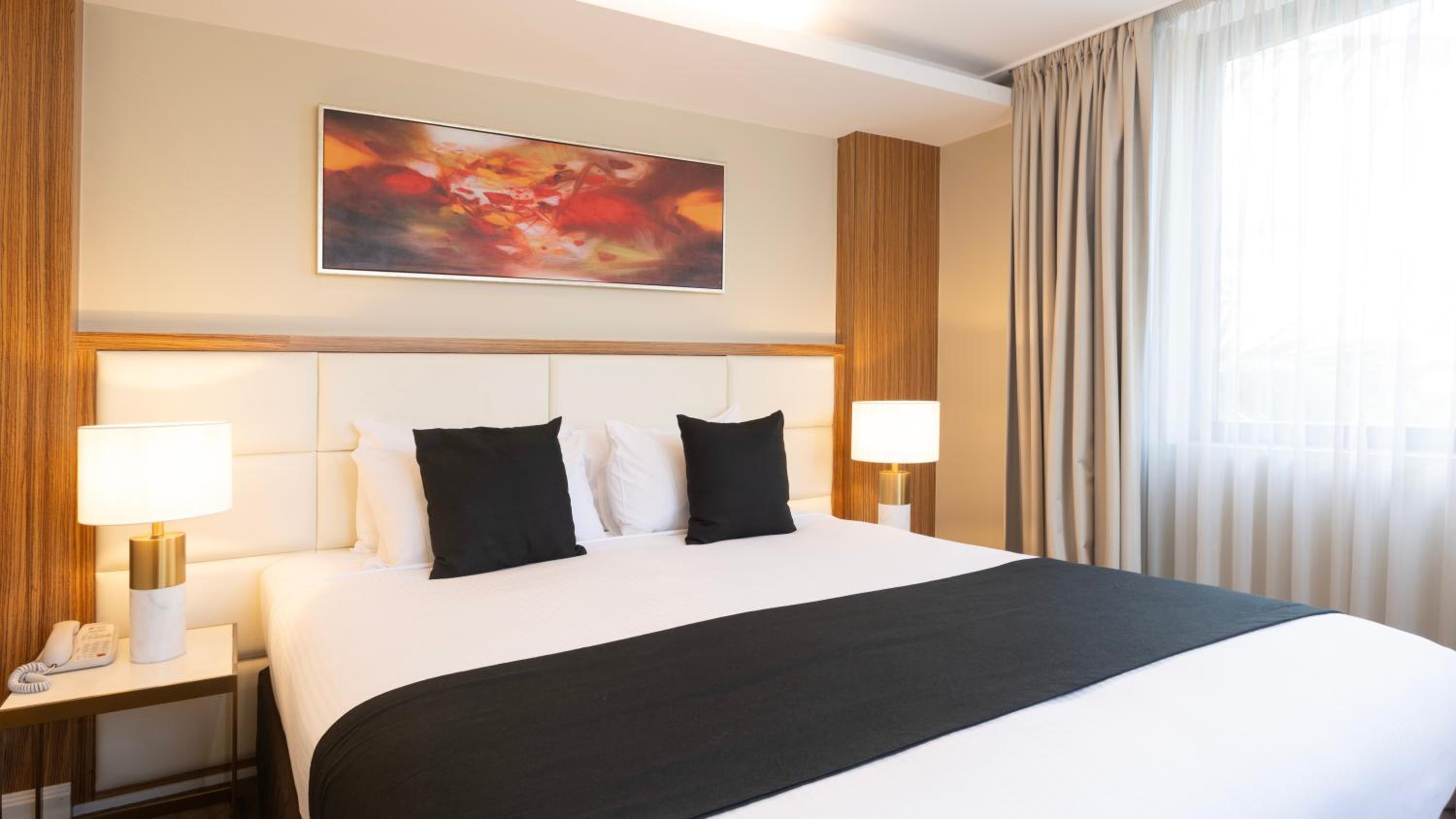 Deluxe Queen Room - Photo 2