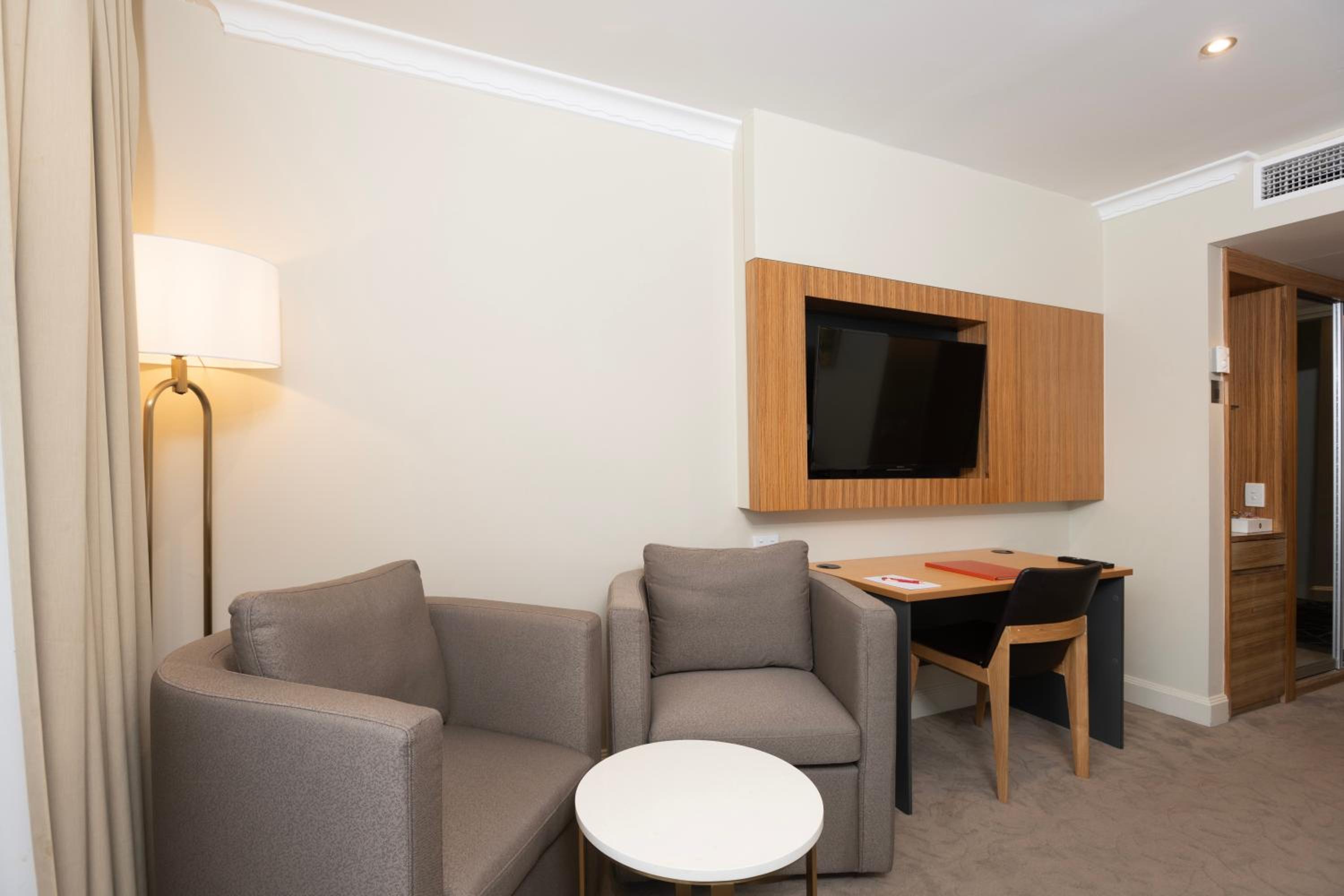 Deluxe Queen & Single Room - Photo 2