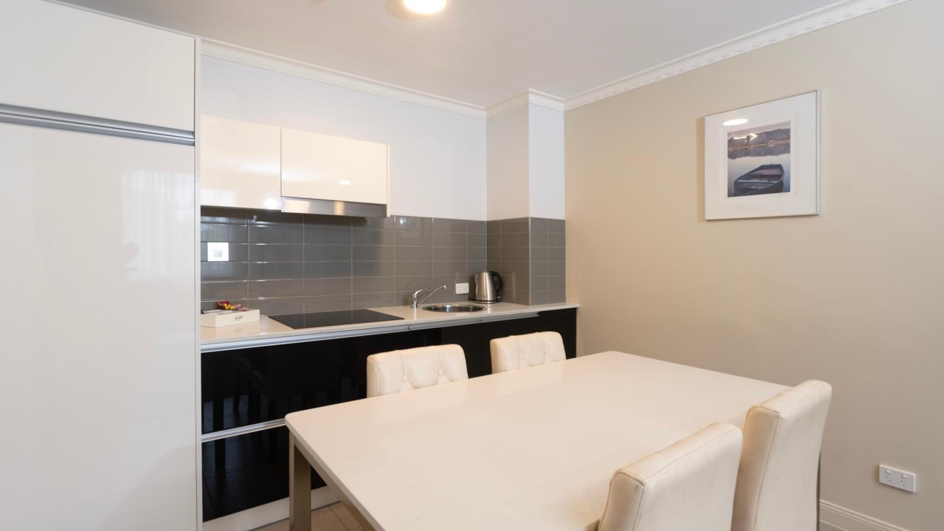 One-Bedroom Suite with Spa - Photo 3