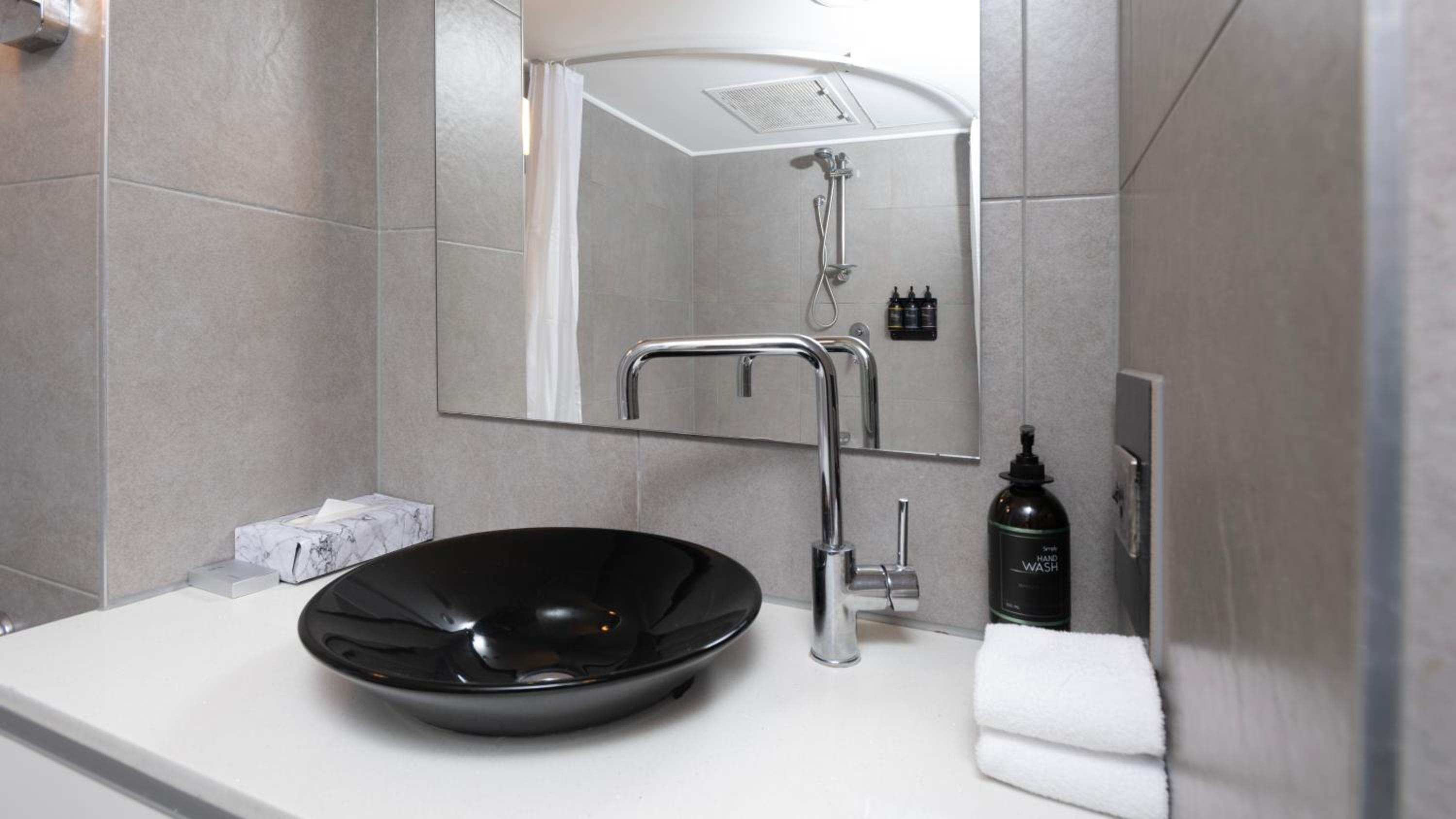 One-Bedroom Suite with Spa - Photo 4