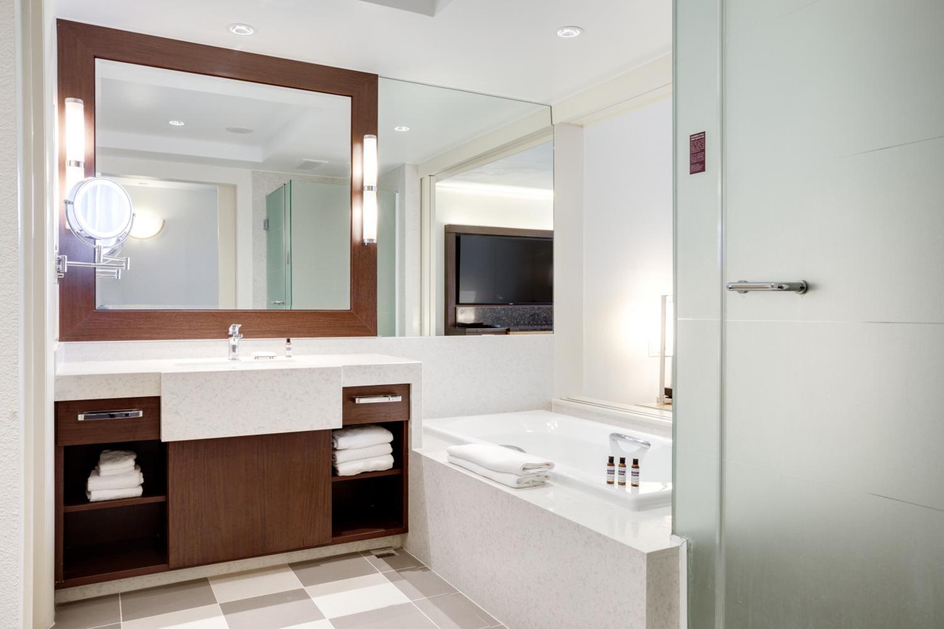 Deluxe King Room - Oceanfront - Photo 2