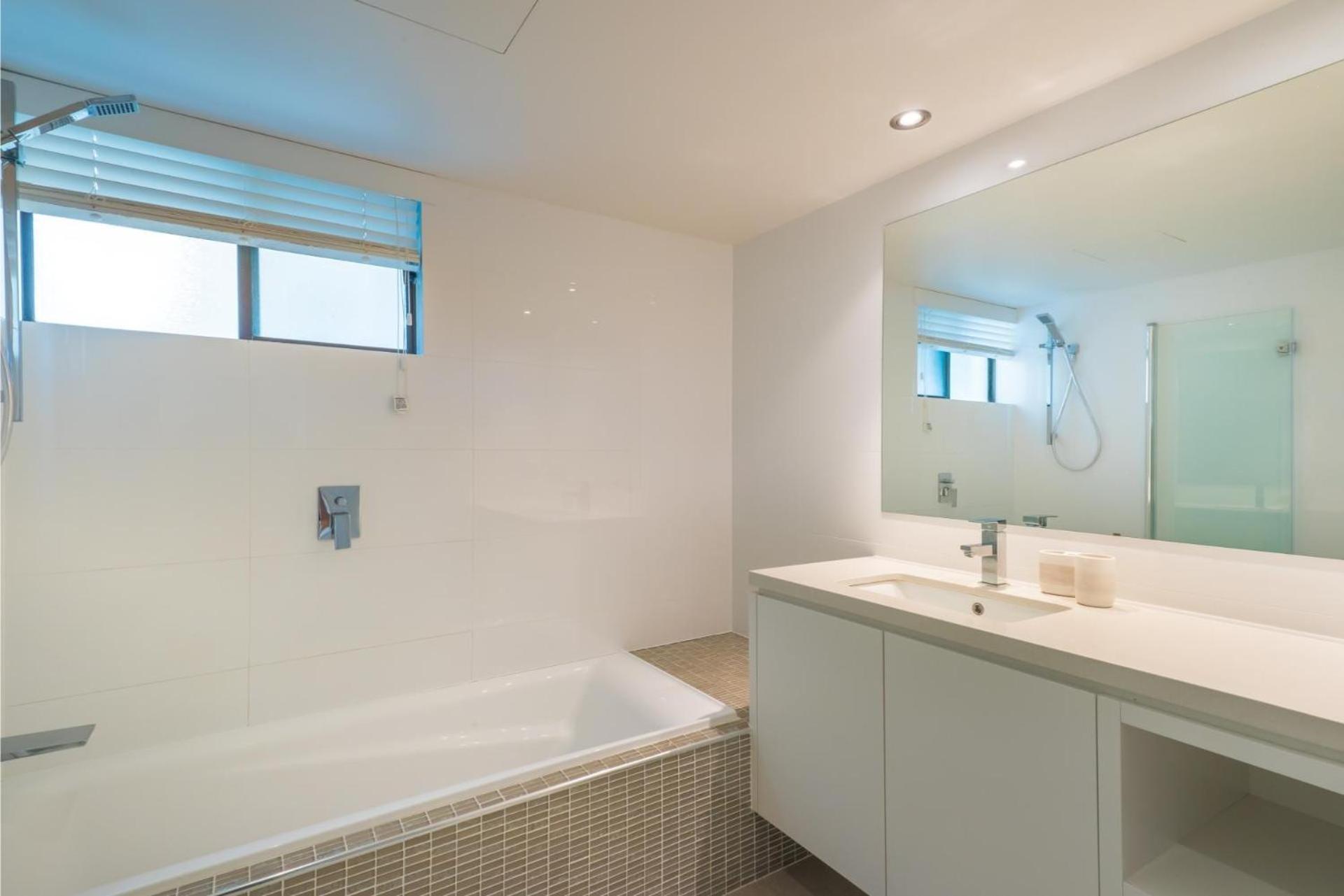 Deluxe Three-Bedroom Apartment Water Front photo 2