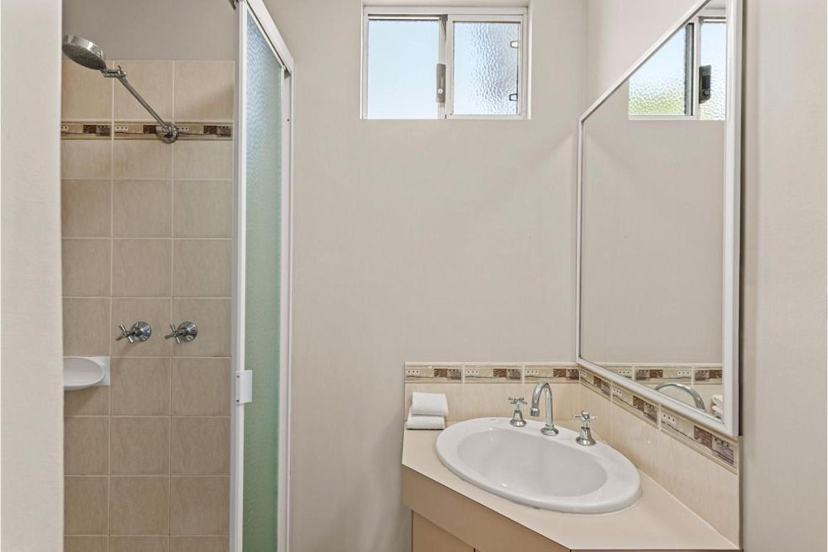 Standard 2 Bedroom Cabin - Pet Friendly - S4 photo 3