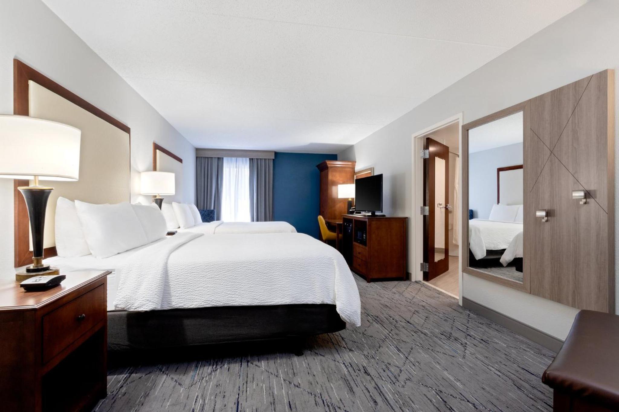 Standard Queen Room with Two Queen Beds and Roll-In Shower - Mobility Access - Photo 10