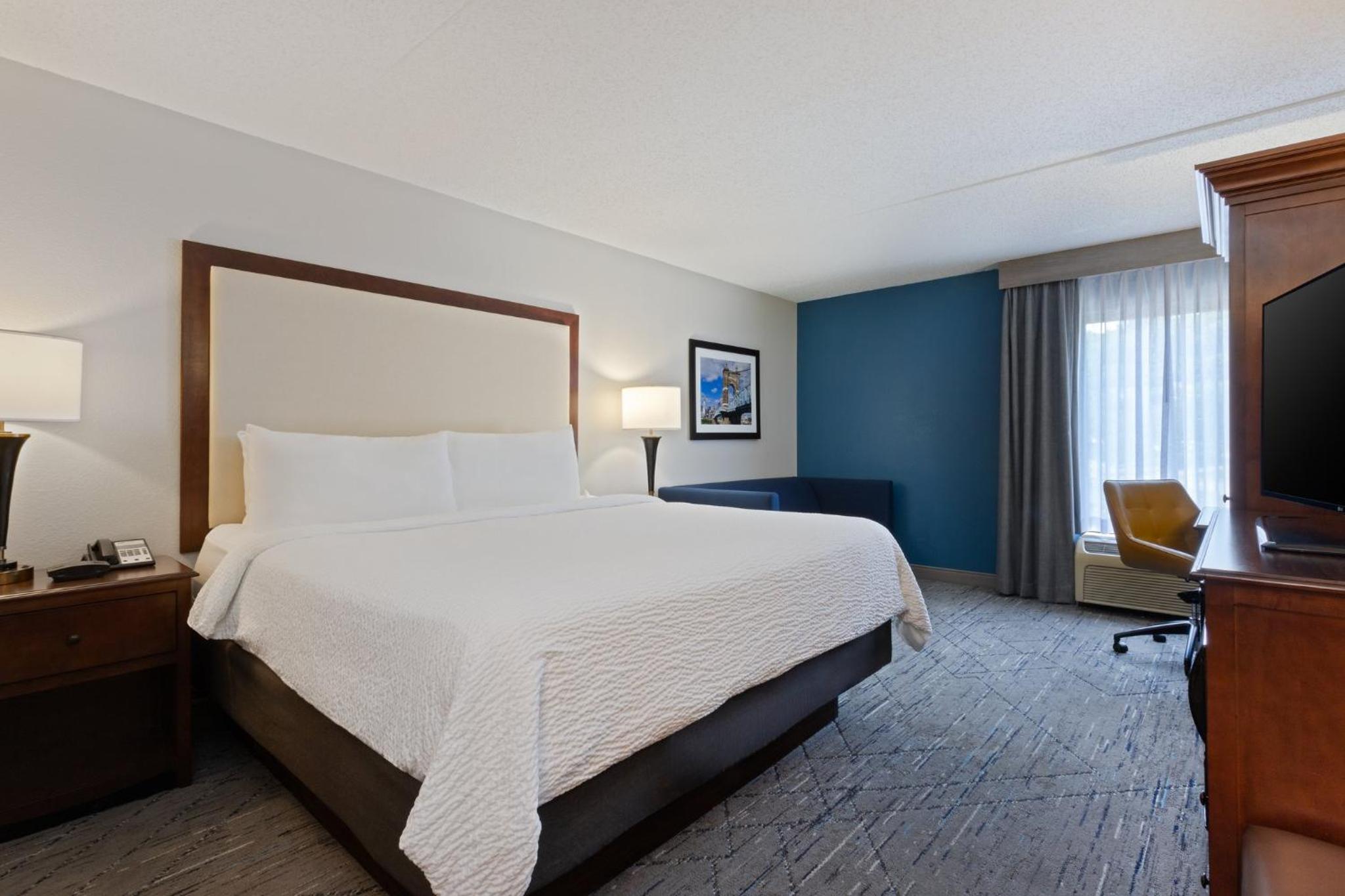 Standard King Room with Sofa Bed - Photo 4