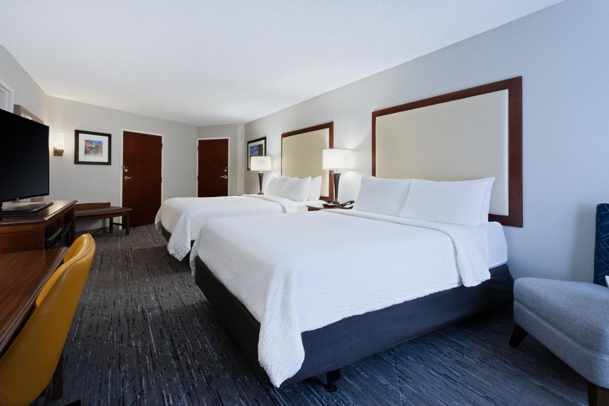 Standard Queen Room with Two Queen Beds and Roll-In Shower - Mobility Access - Photo 2