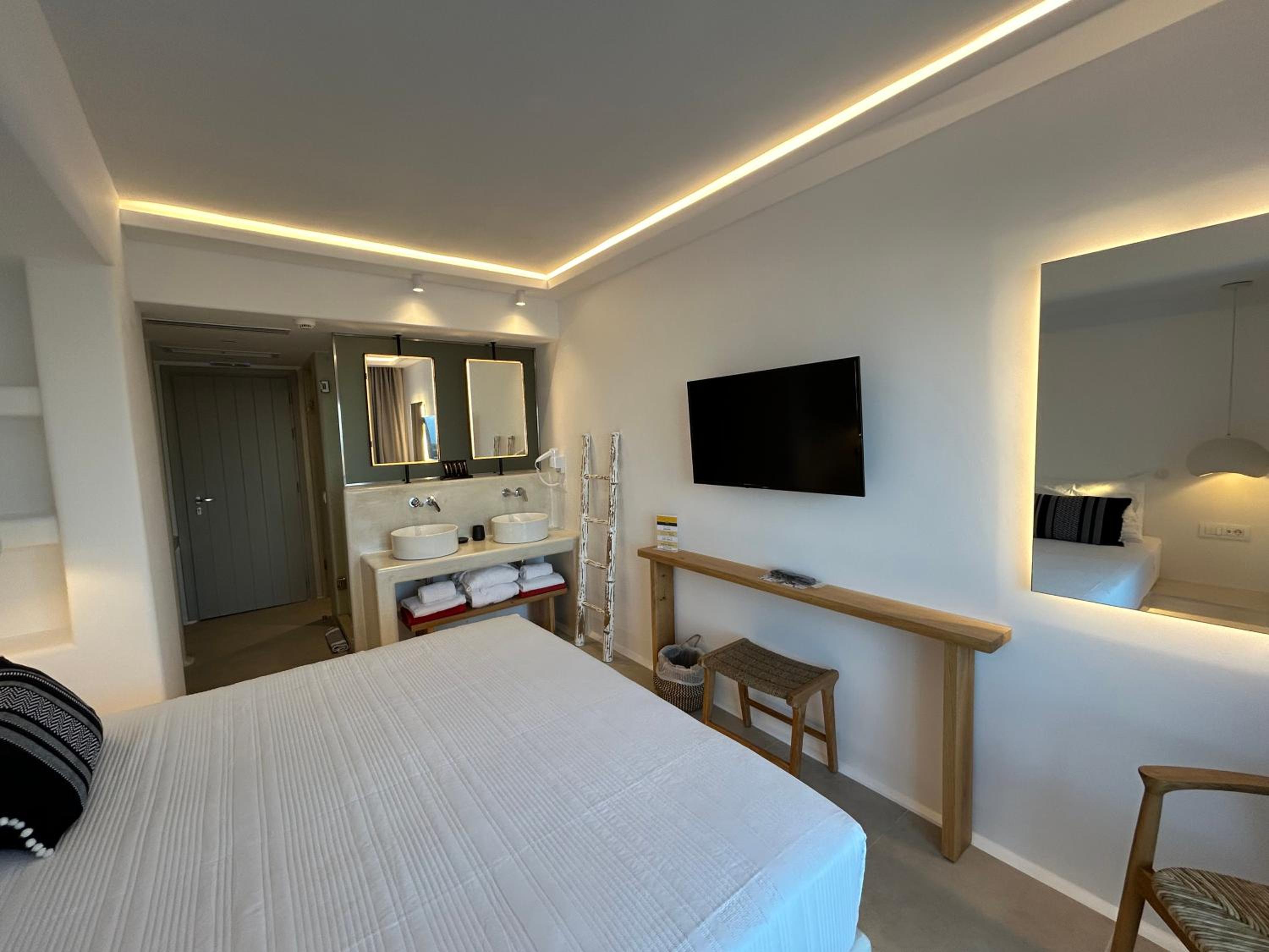 Deluxe King Room - Photo 6