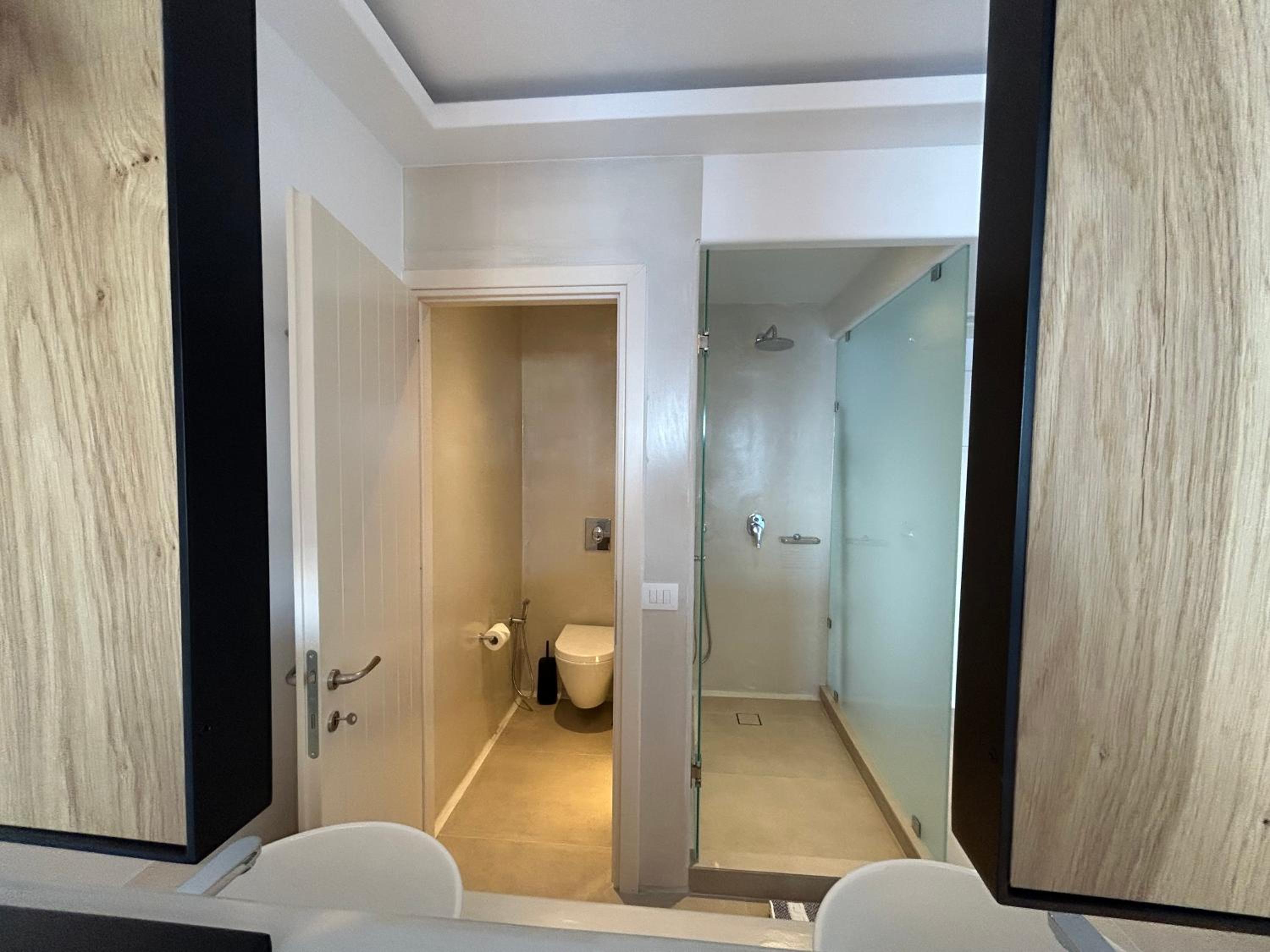 Deluxe King Room - Photo 8