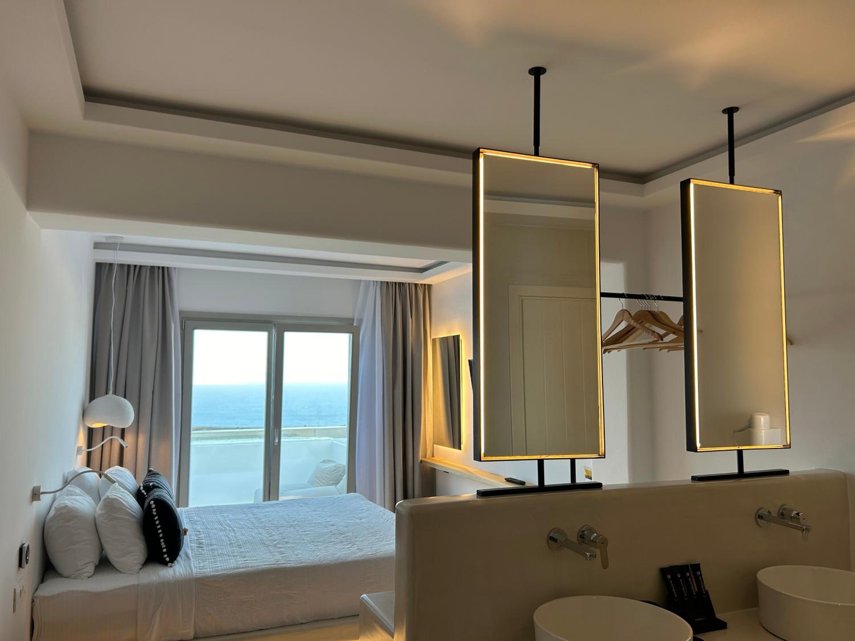 Deluxe King Room - Photo 2
