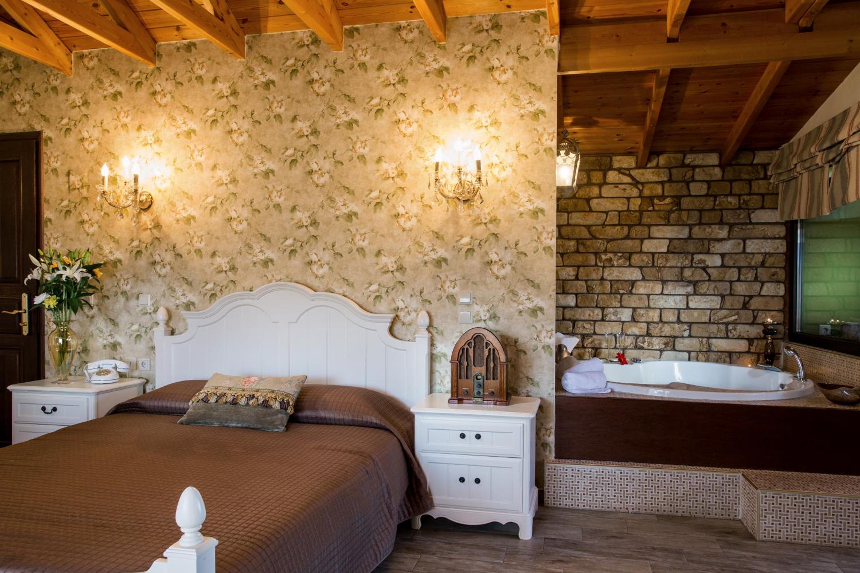 Deluxe Suite with Fireplace and Spa Bath photo 1