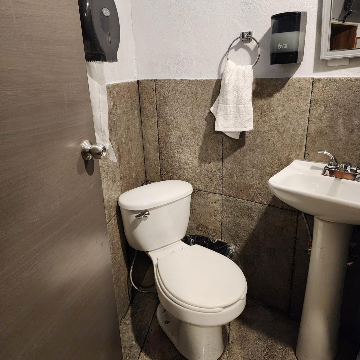 Twin Room with Private Bathroom - Photo 7