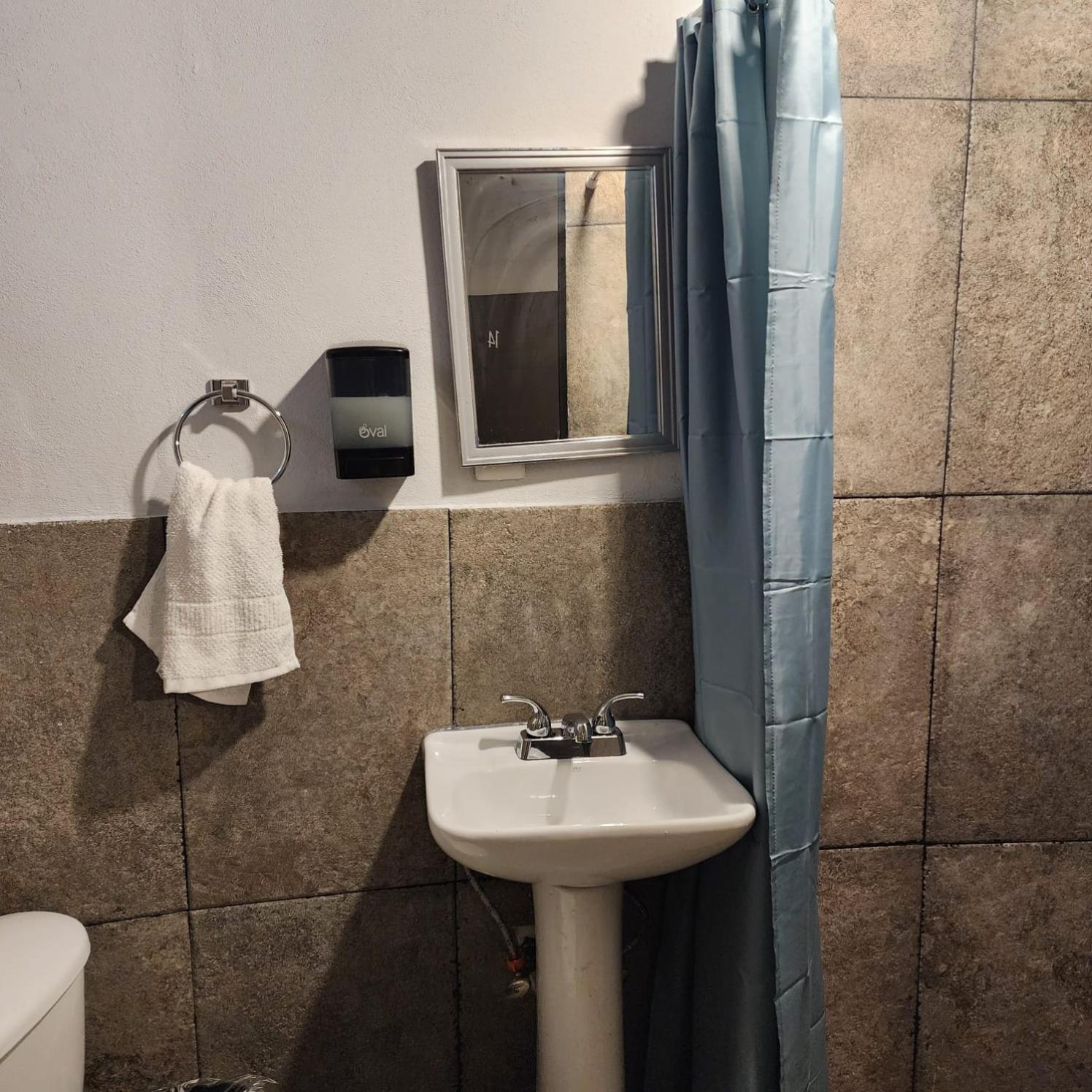 Twin Room with Private Bathroom - Photo 8