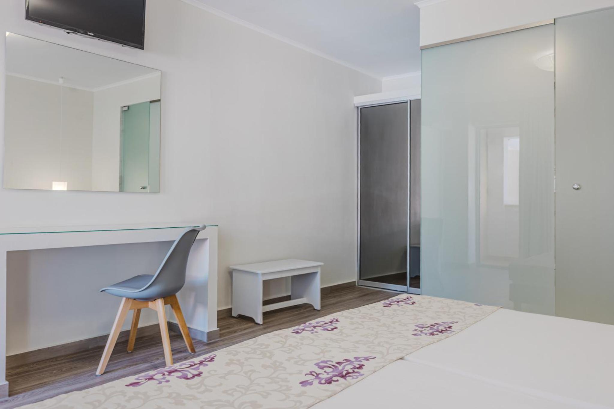 Deluxe Double Room with Balcony - Photo 17