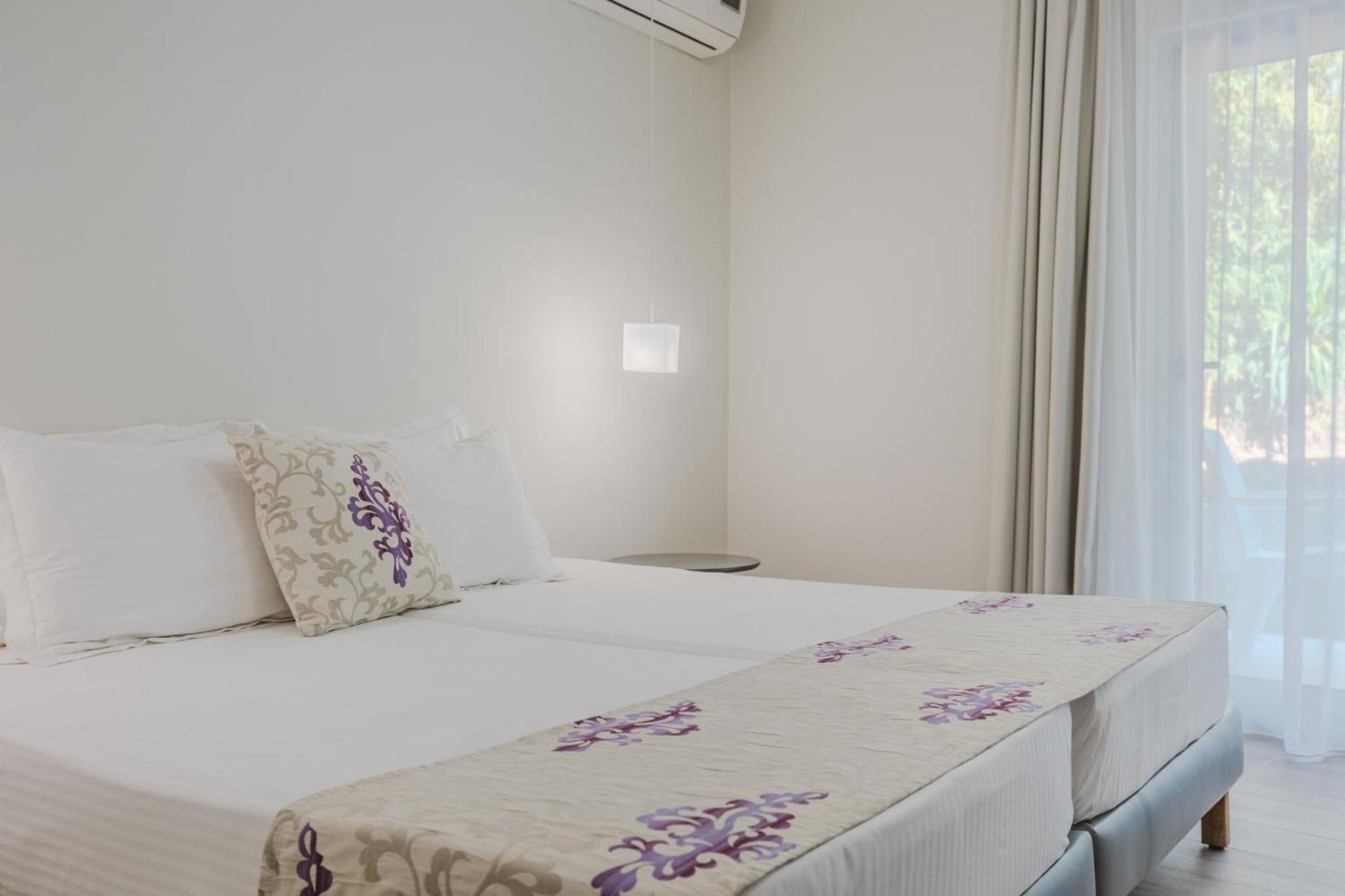 Deluxe Double Room with Balcony - Photo 16