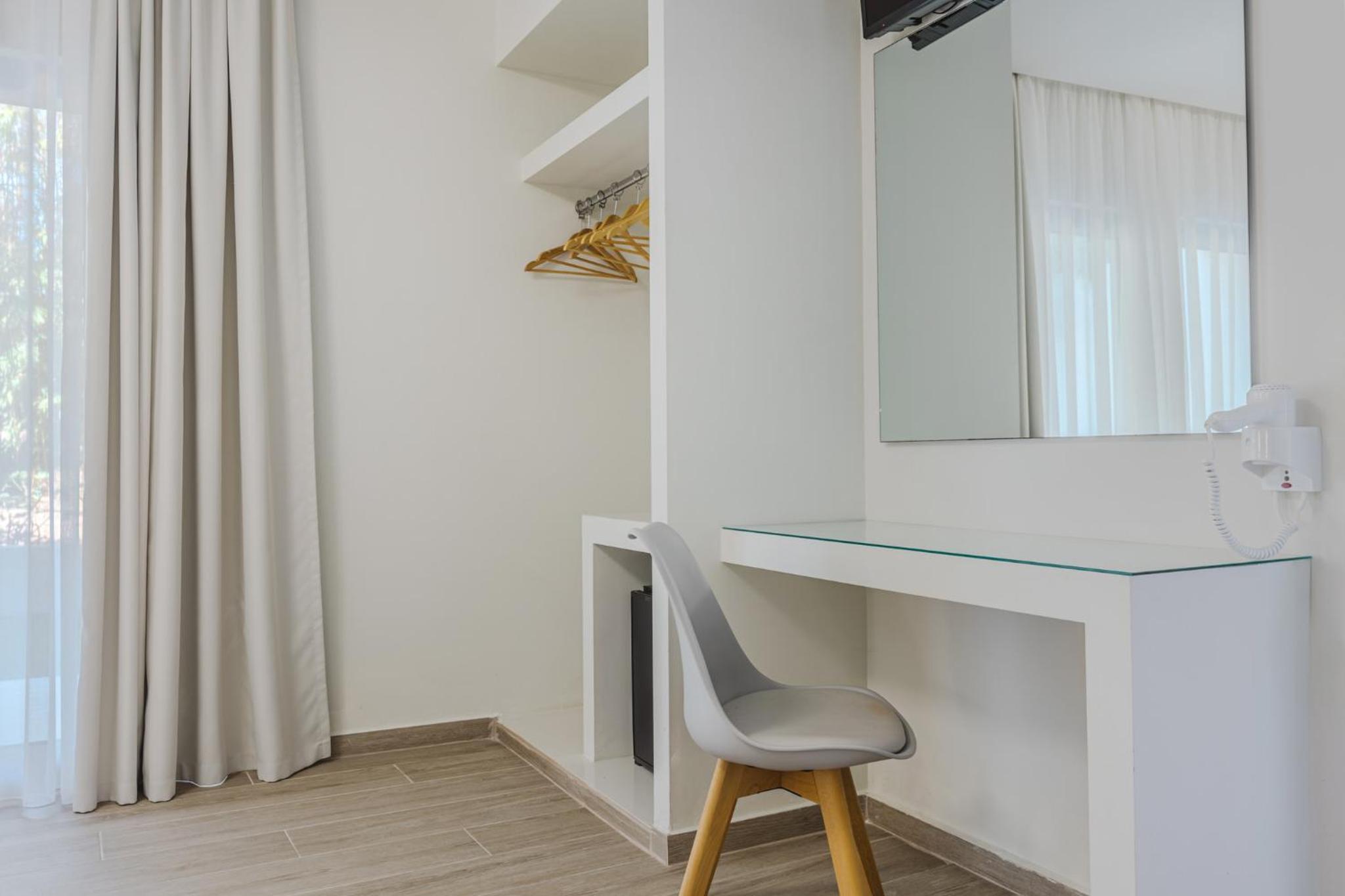 Deluxe Double Room with Balcony - Photo 19