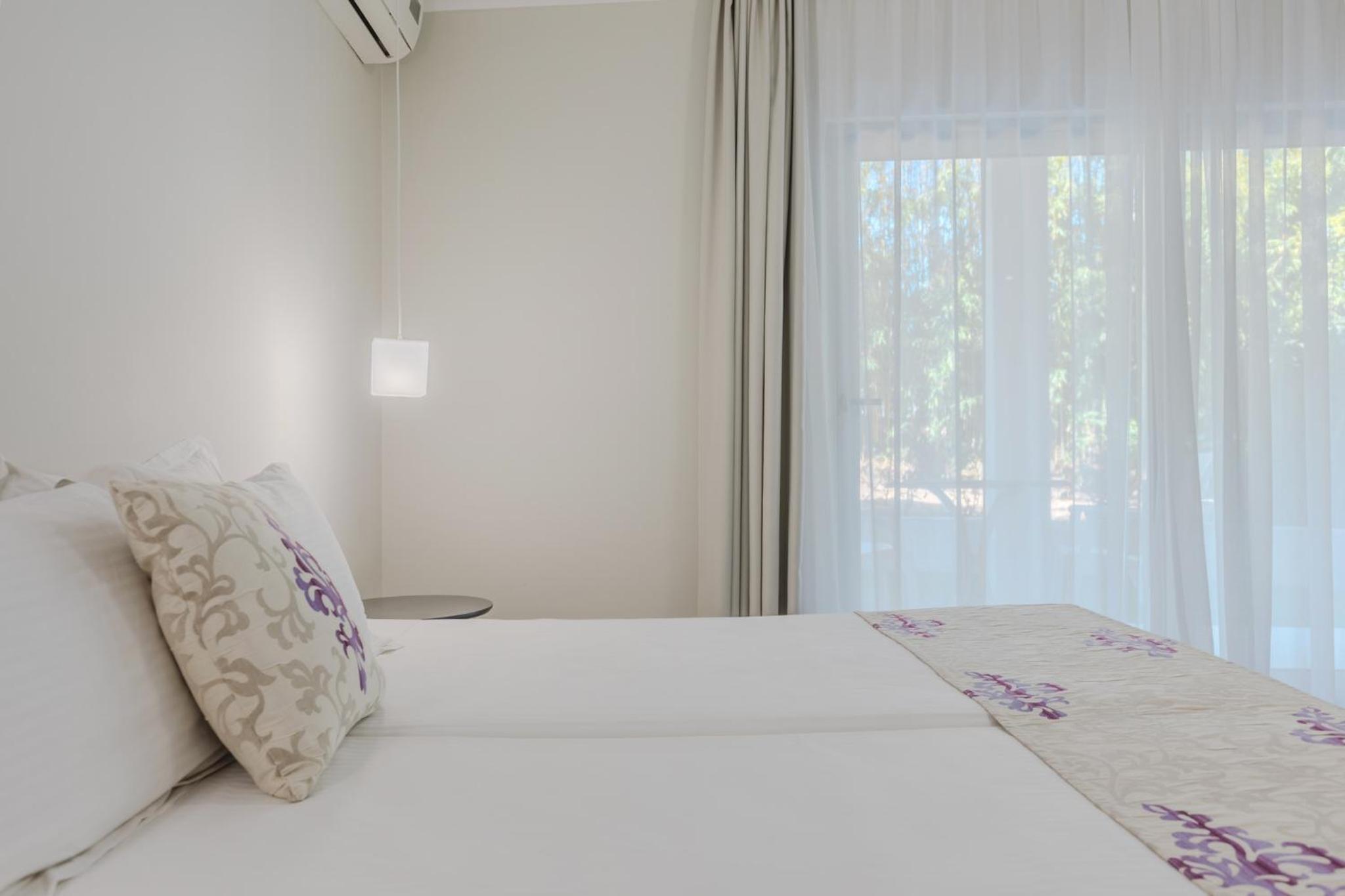 Deluxe Double Room with Balcony - Photo 15