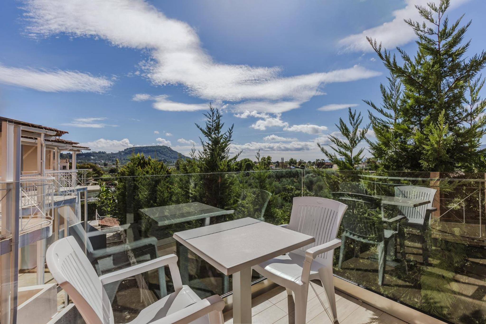 Deluxe Double Room with Balcony - Photo 7