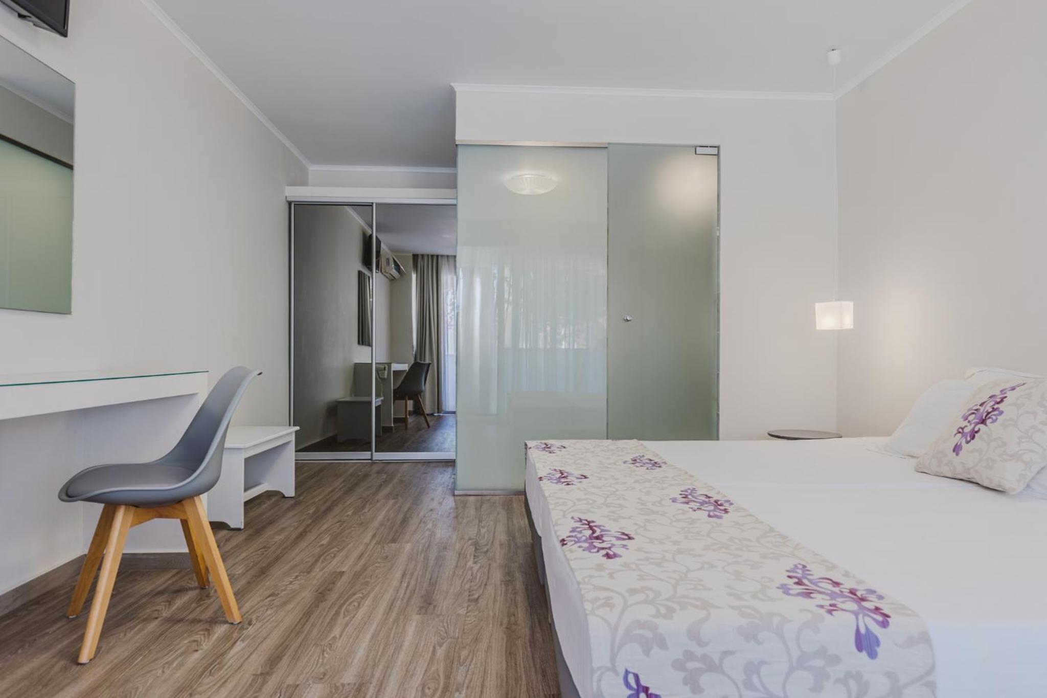 Deluxe Double Room with Balcony - Photo 24