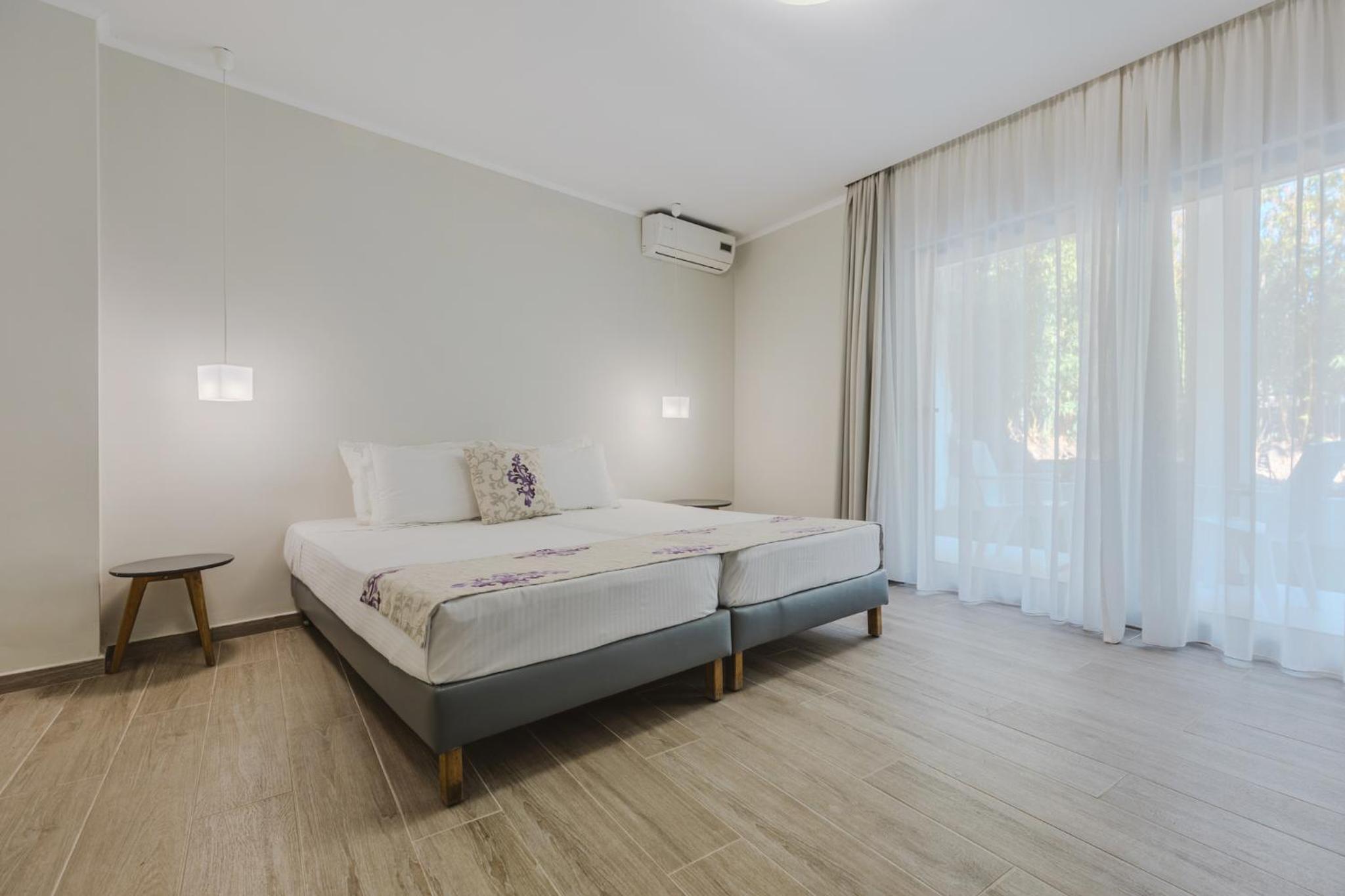 Deluxe Double Room with Balcony - Photo 20