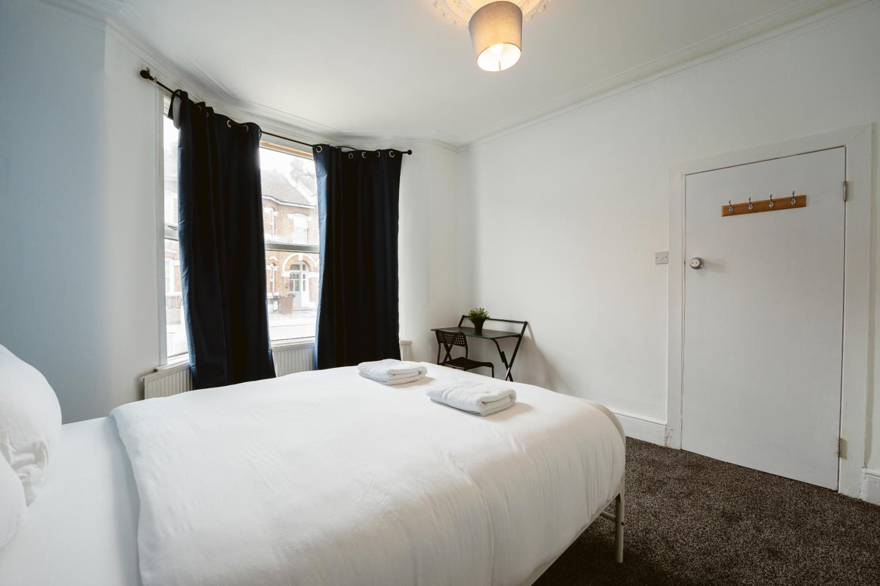 Double Room with Shared Bathroom photo 2