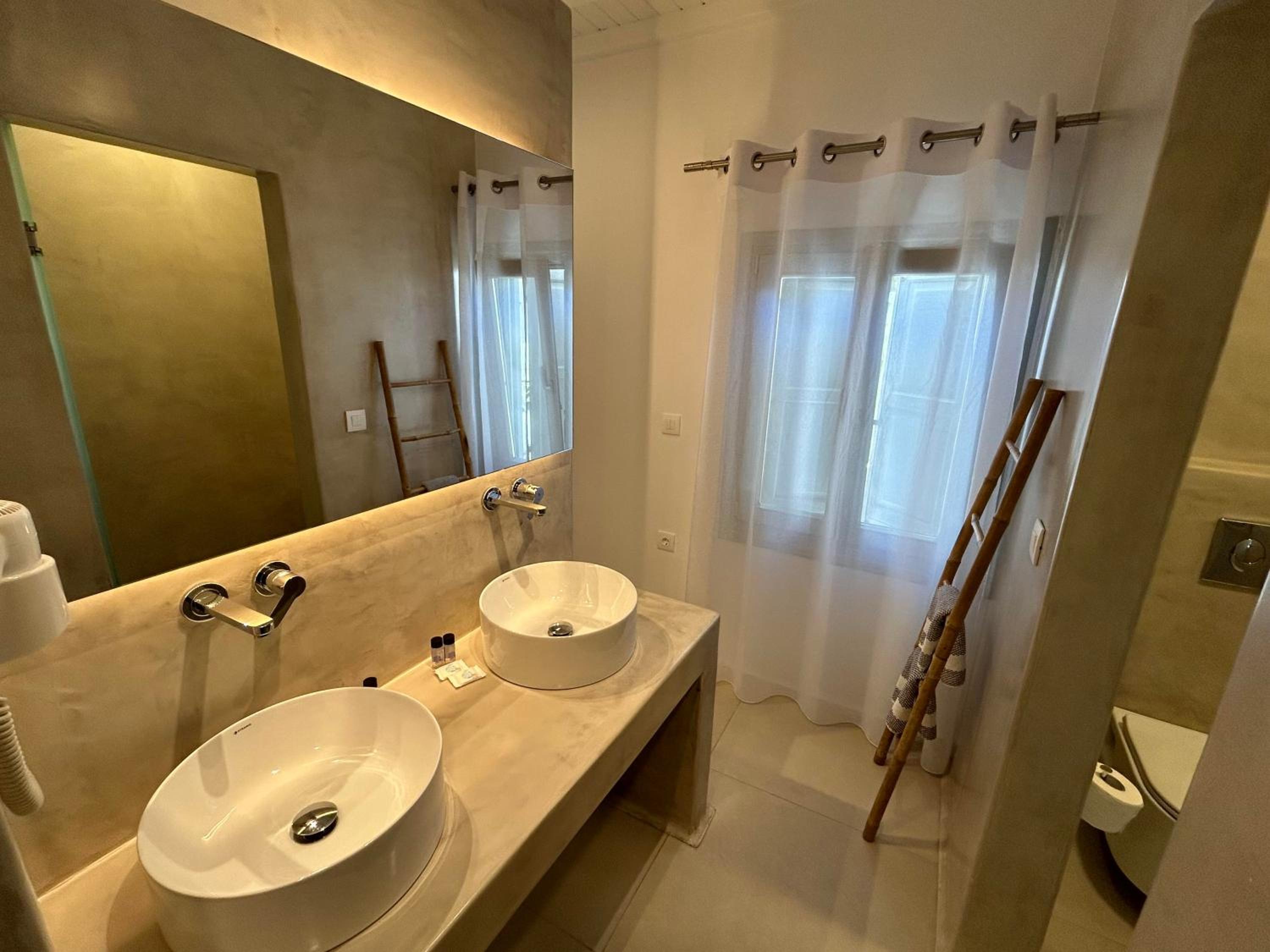 Deluxe Double Room with Balcony and Sea View - Photo 4