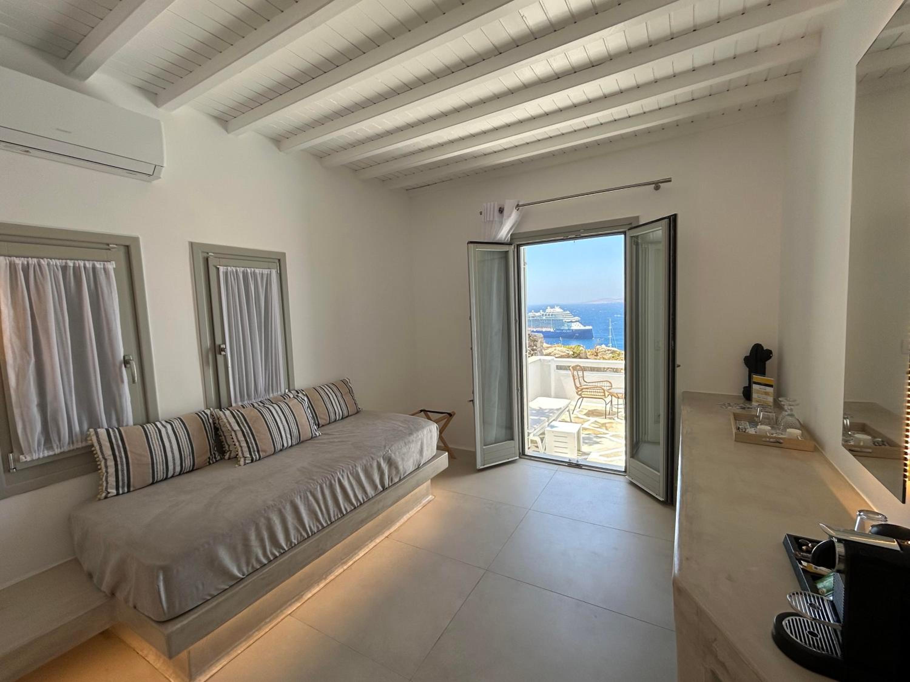 Deluxe Double Room with Balcony and Sea View - Photo 8