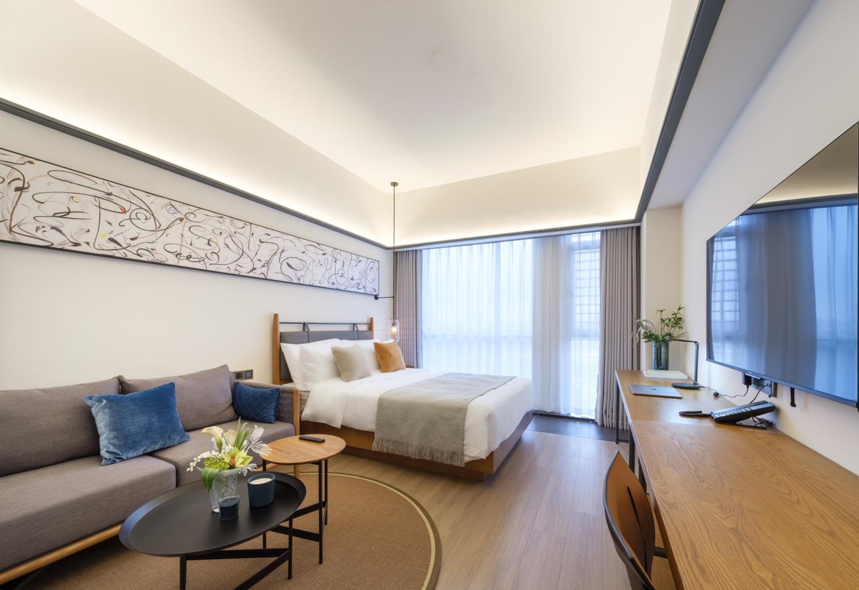 Deluxe Queen Room