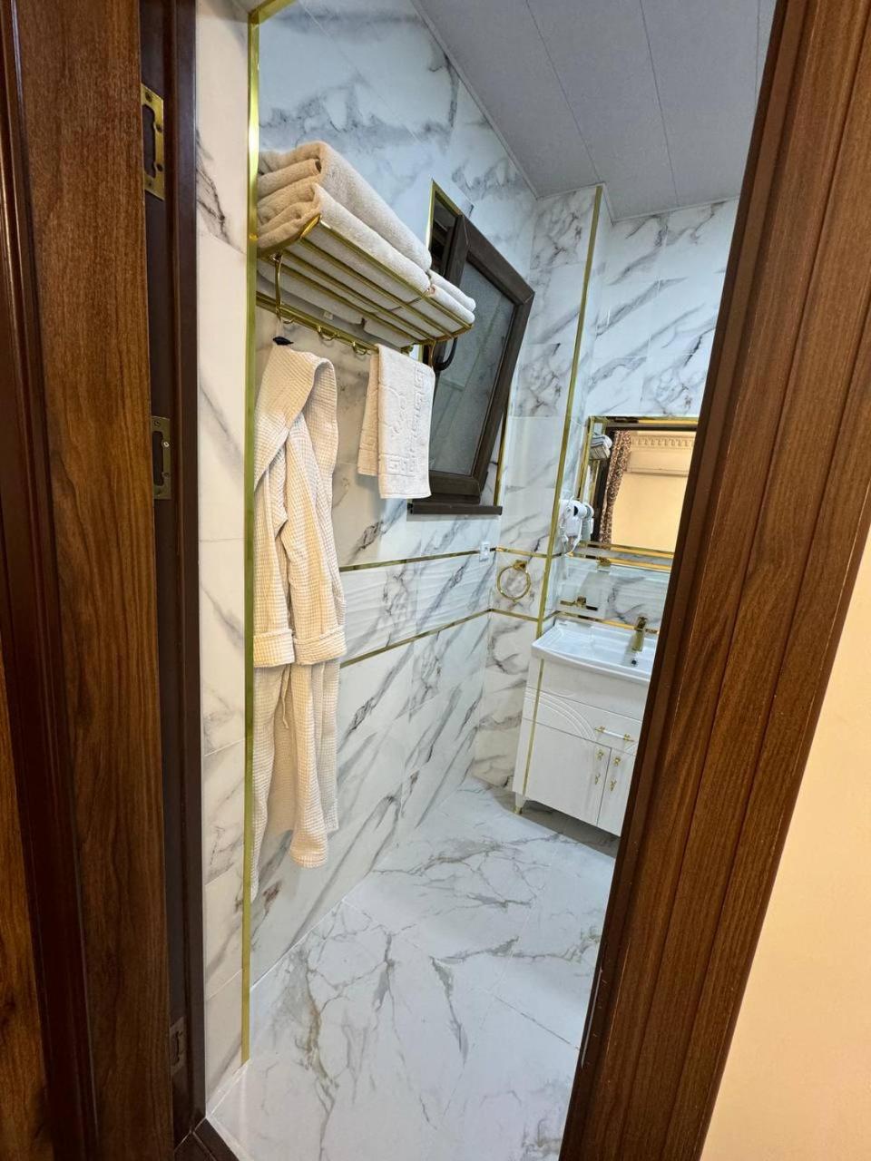 Twin Room with Private Bathroom photo 3