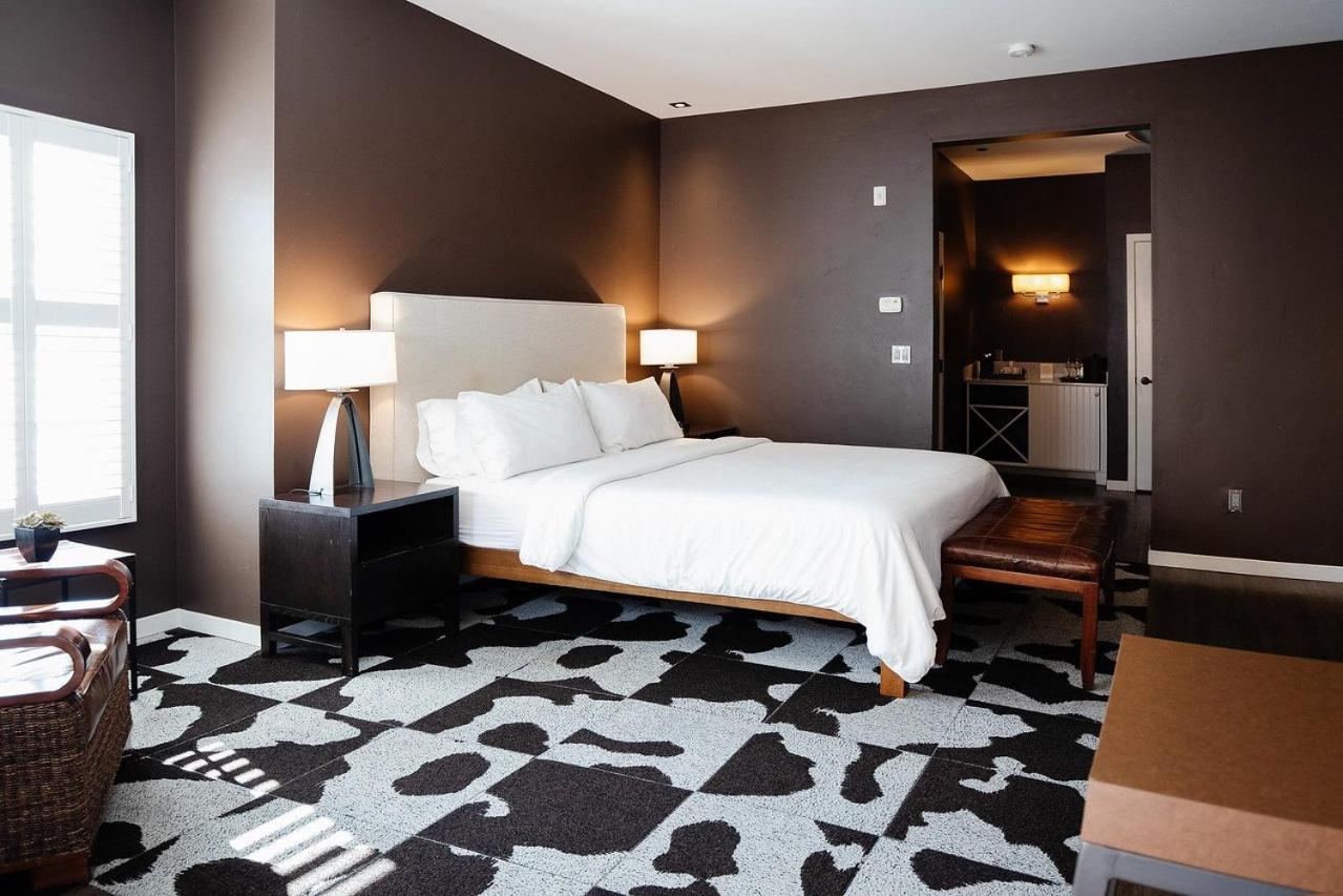 Deluxe King Room - Photo 2