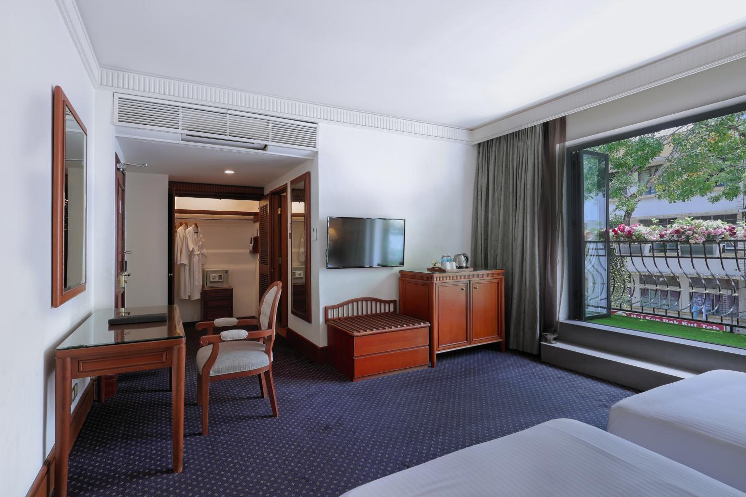 Deluxe Twin with Balcony