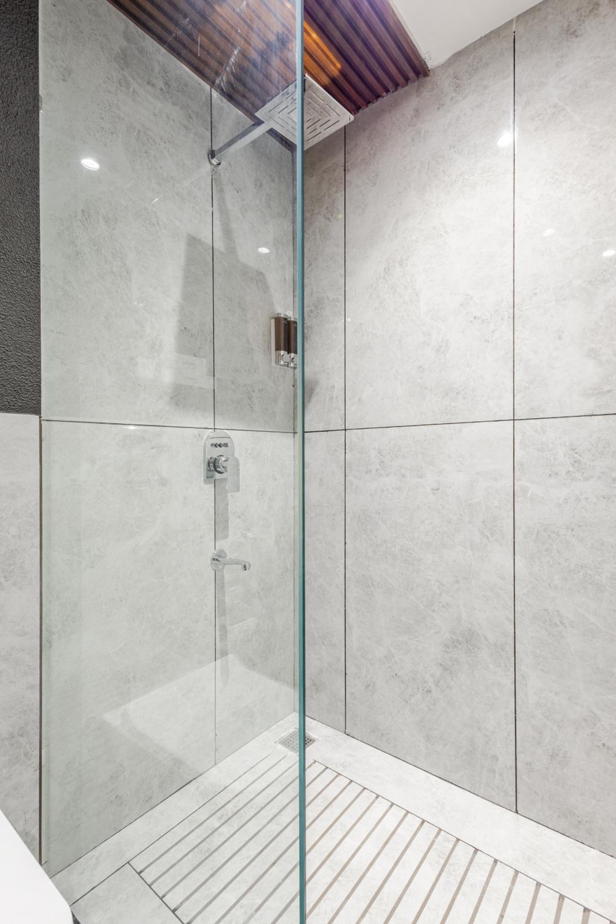 Studio Apartment with Balcony - Photo 17