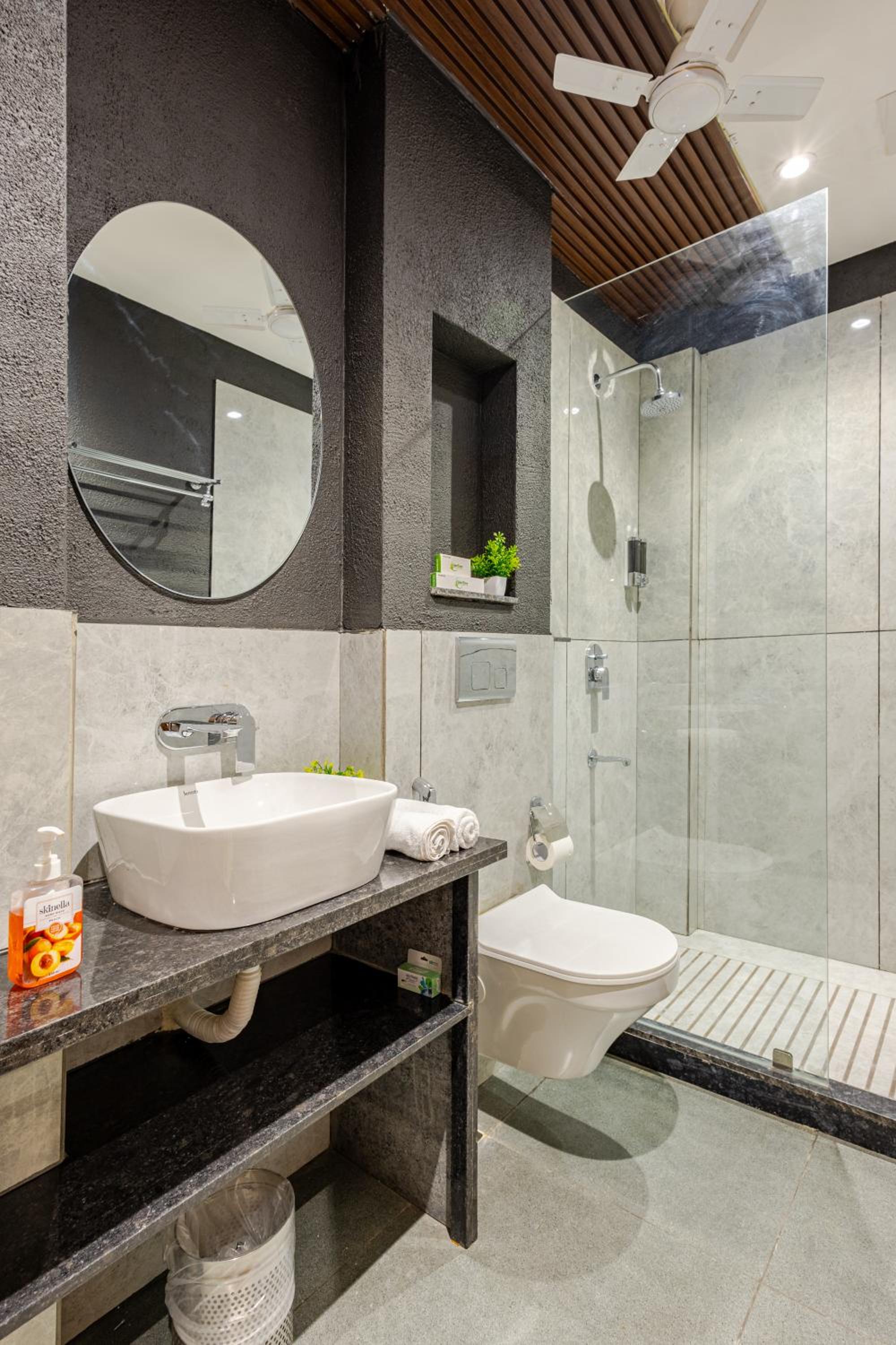 Studio Apartment with Balcony - Photo 6