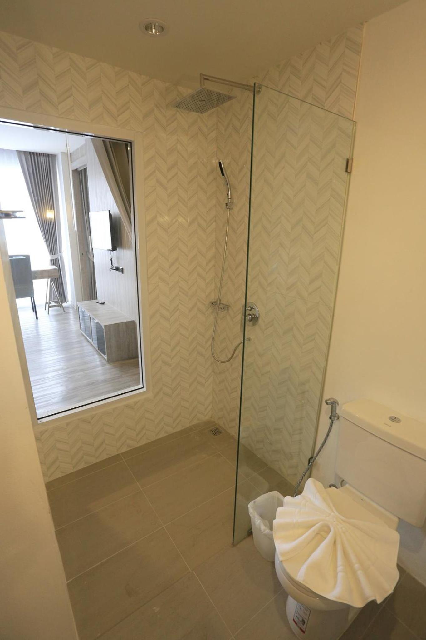Suite - Photo 7