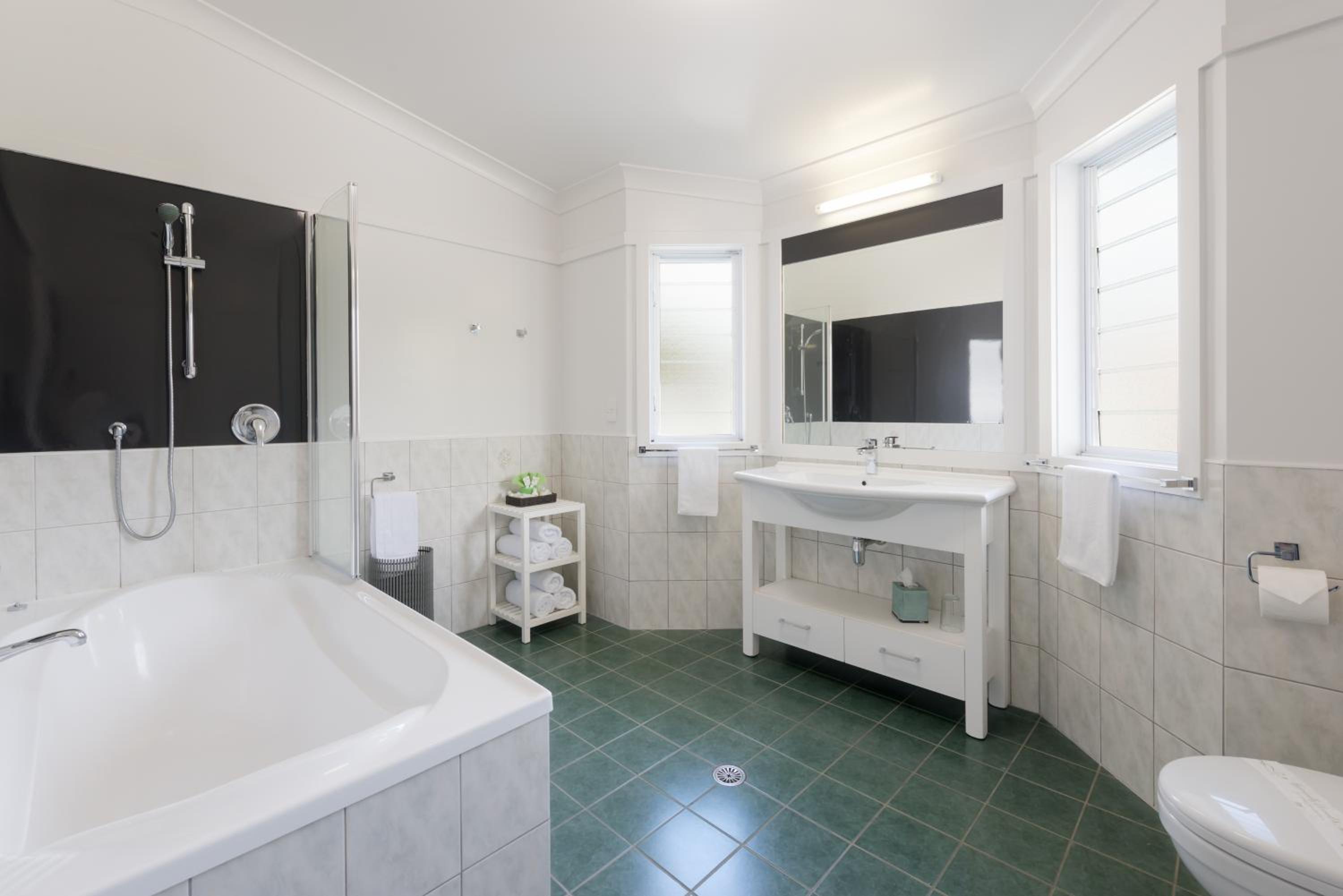 Deluxe Family Suite - Photo 3