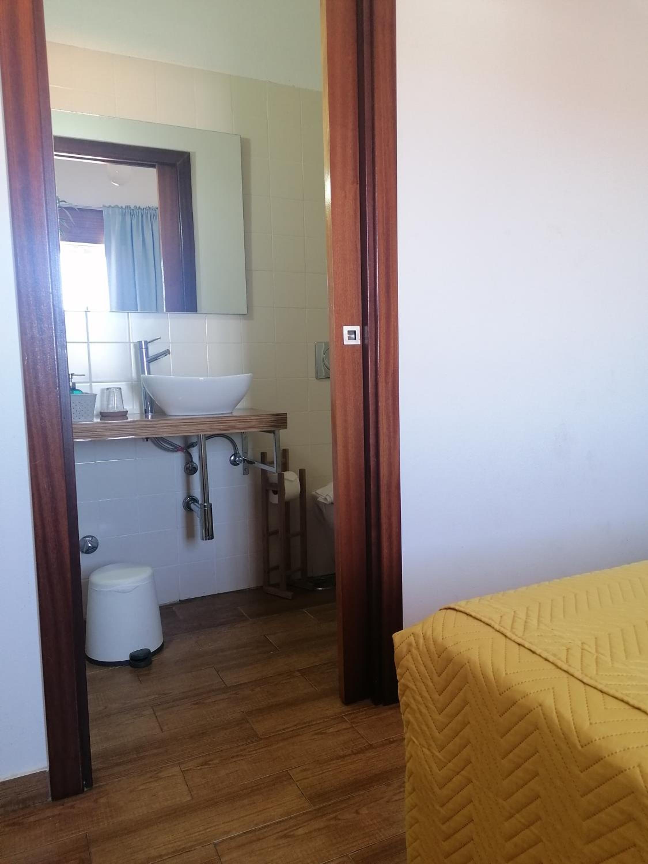 Double Room with Private Bathroom - Photo 15