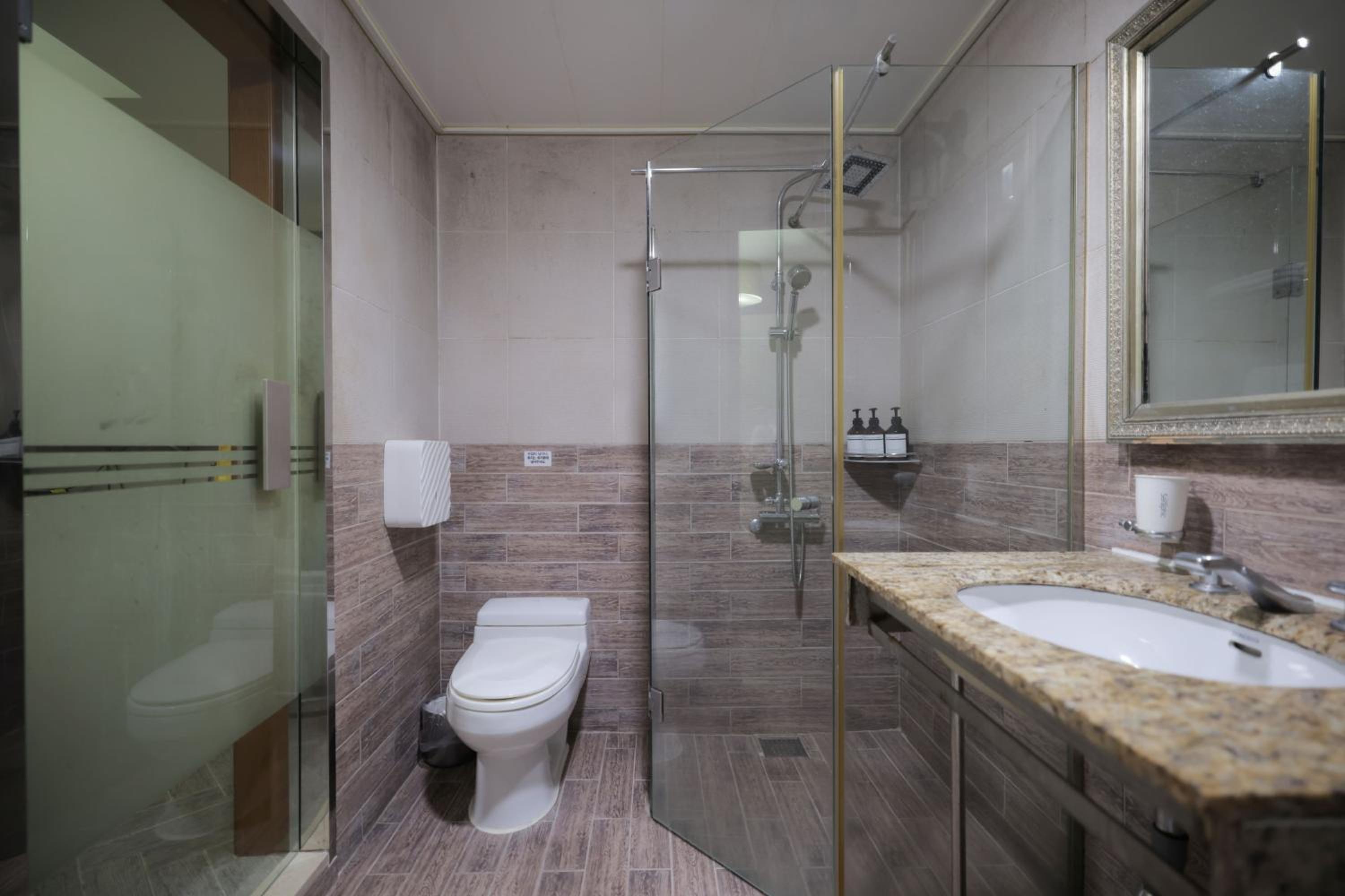 Deluxe Double Room - Photo 11