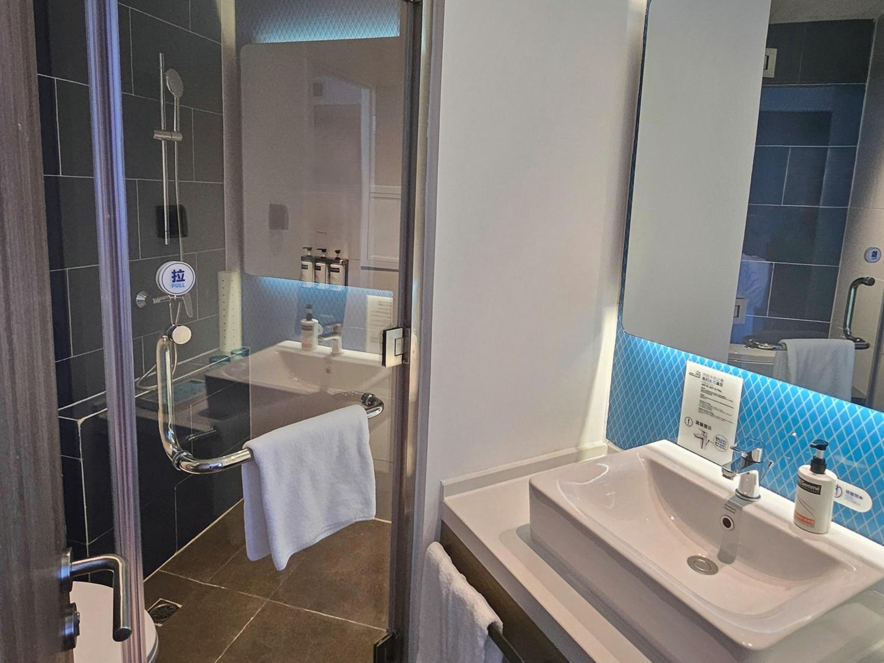 Standard King Room with Stocked Mini-bar - Photo 10