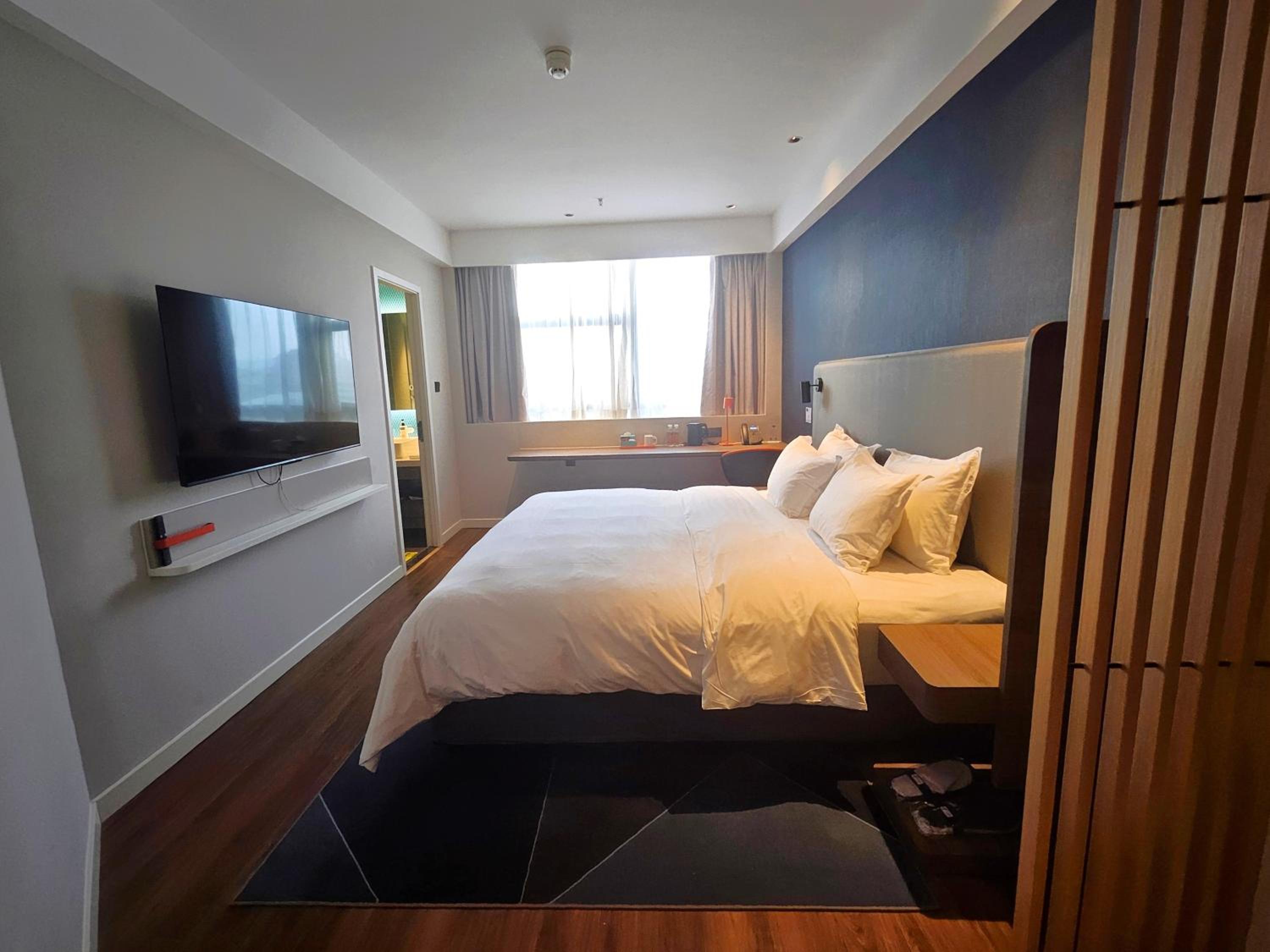 Standard King Room with Stocked Mini-bar - Photo 2