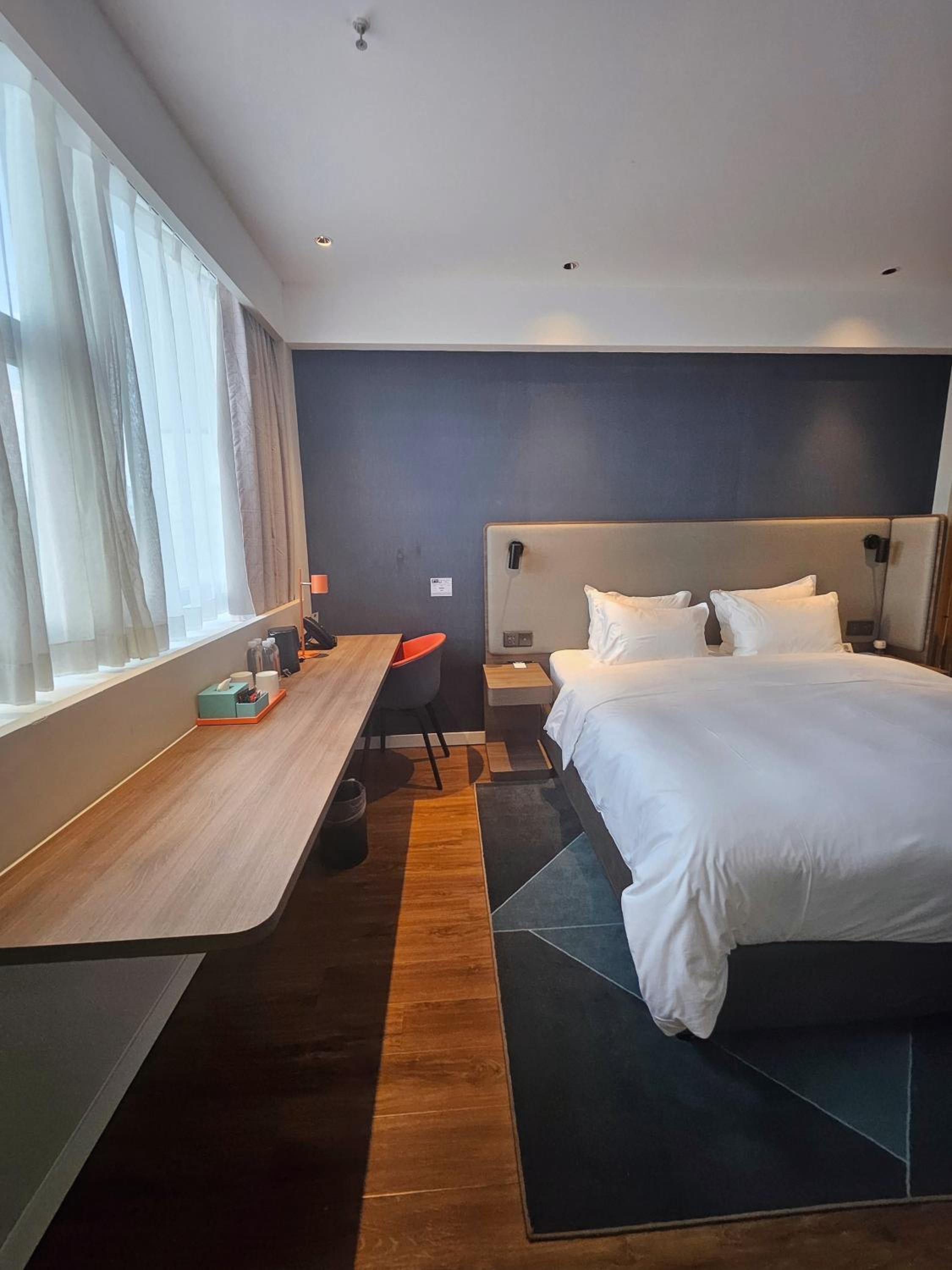 Standard King Room with Stocked Mini-bar - Photo 3