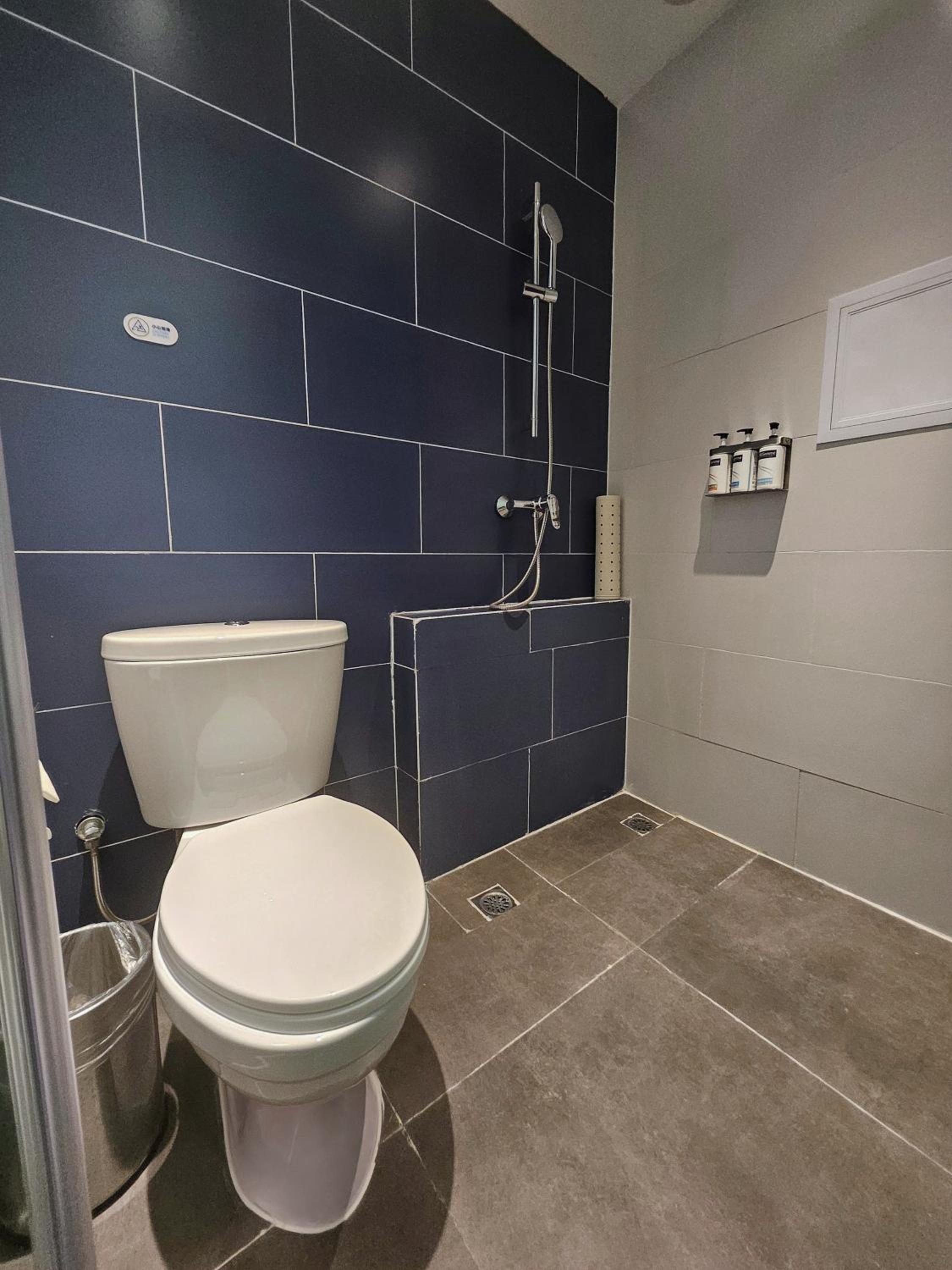 Standard King Room with Stocked Mini-bar - Photo 4