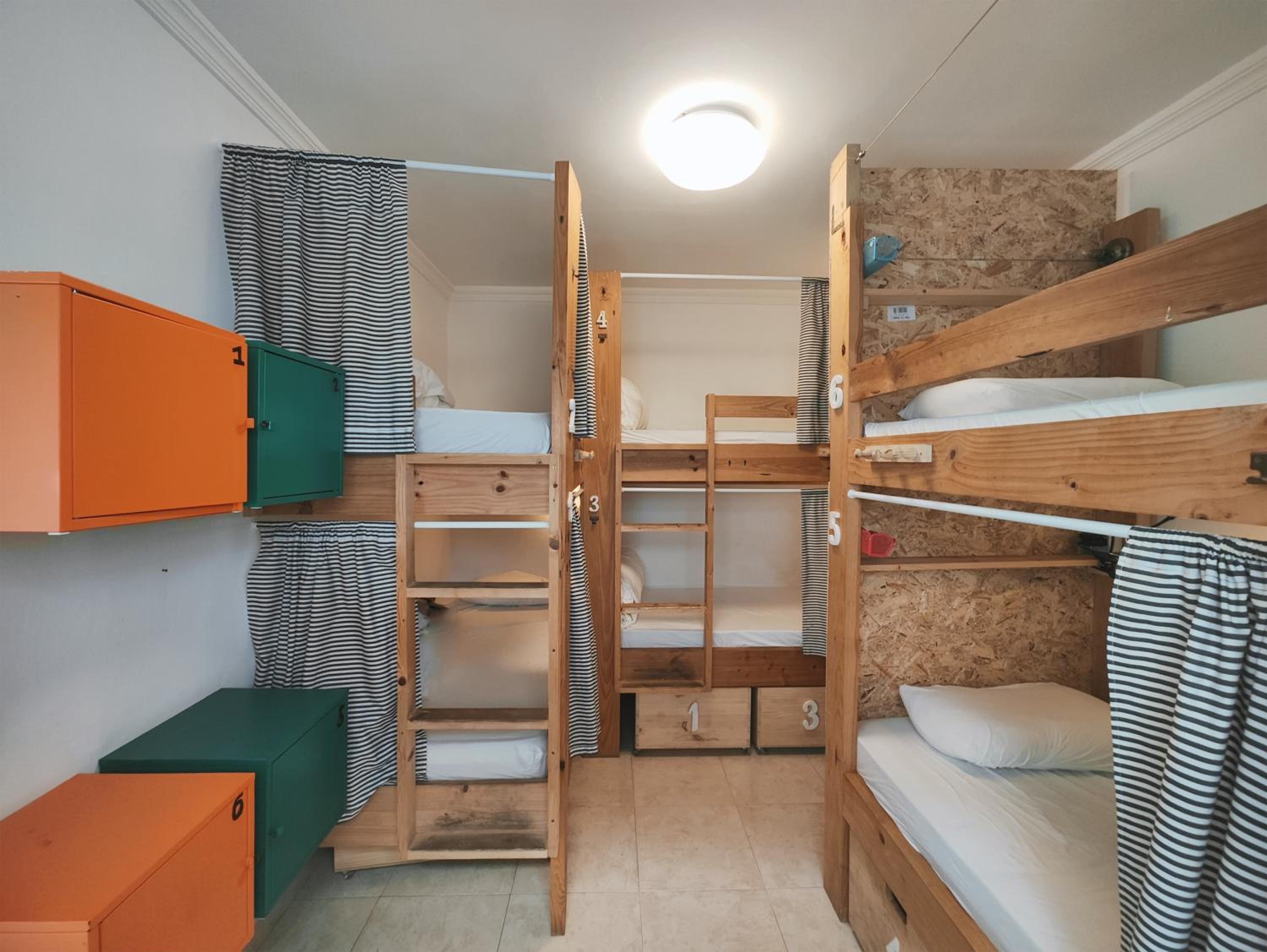 Cama individual en dormitorio compartido de 10 camas.