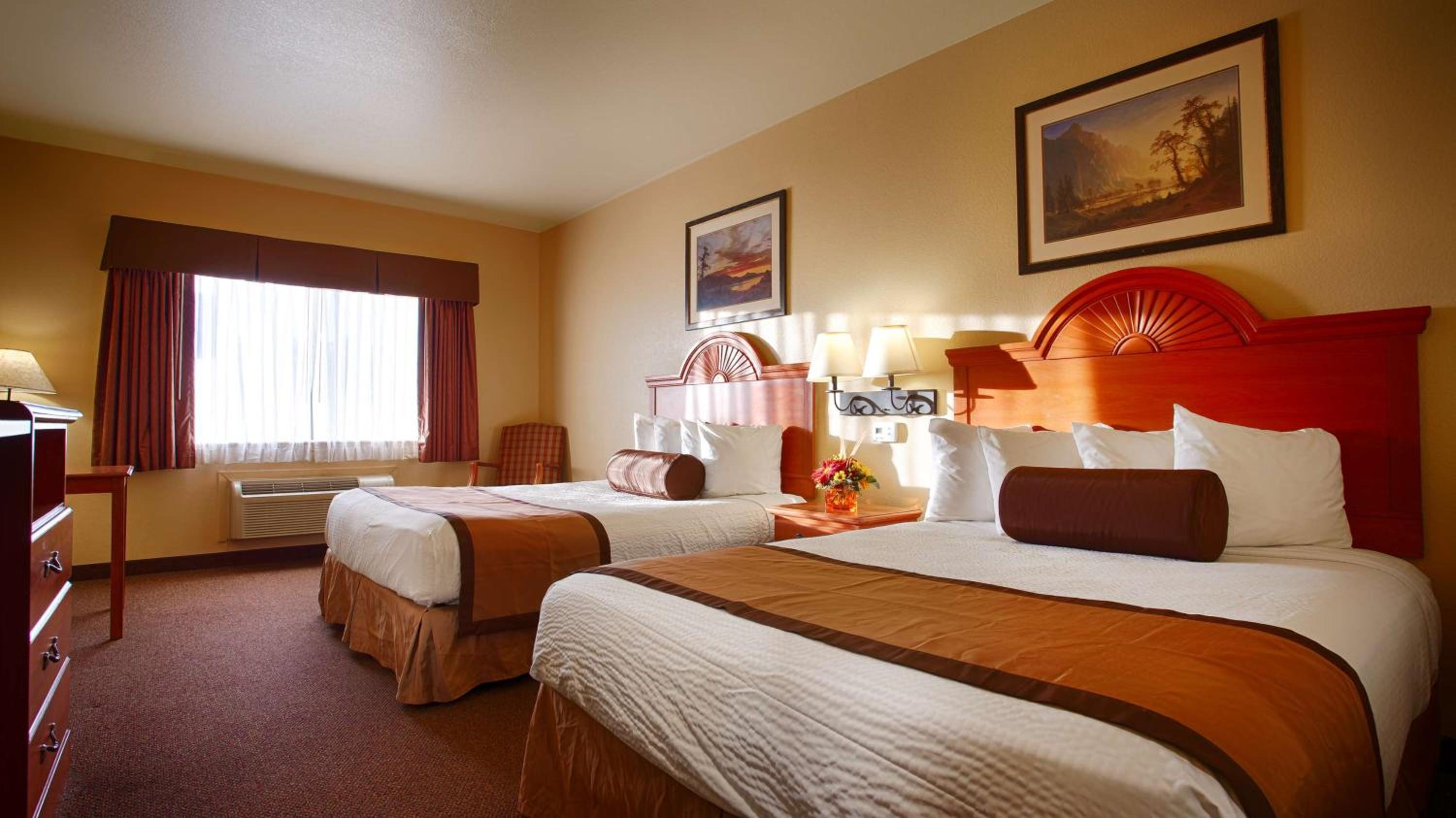 Queen Room with Two Queen Beds - Photo 5